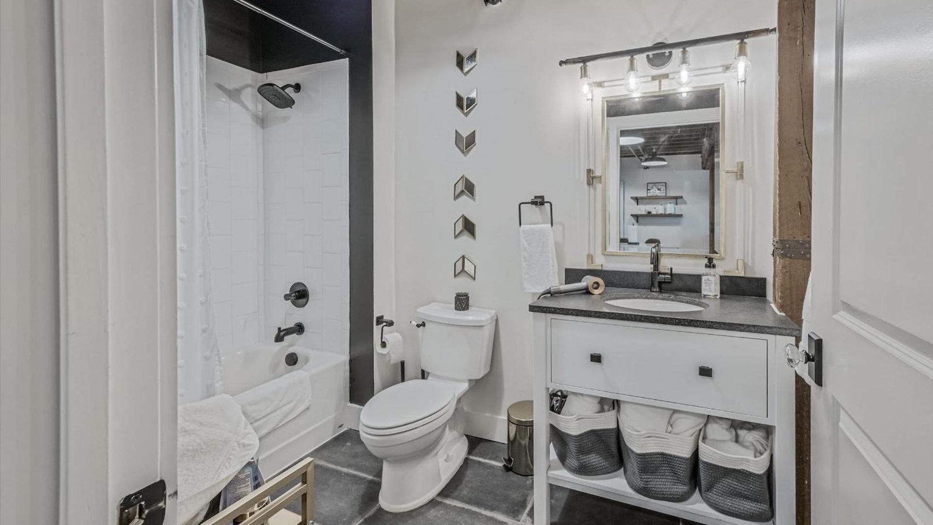 Apartment Luxe Loft With Speakeasy Parking And 2 Mi To Broadway Nashville