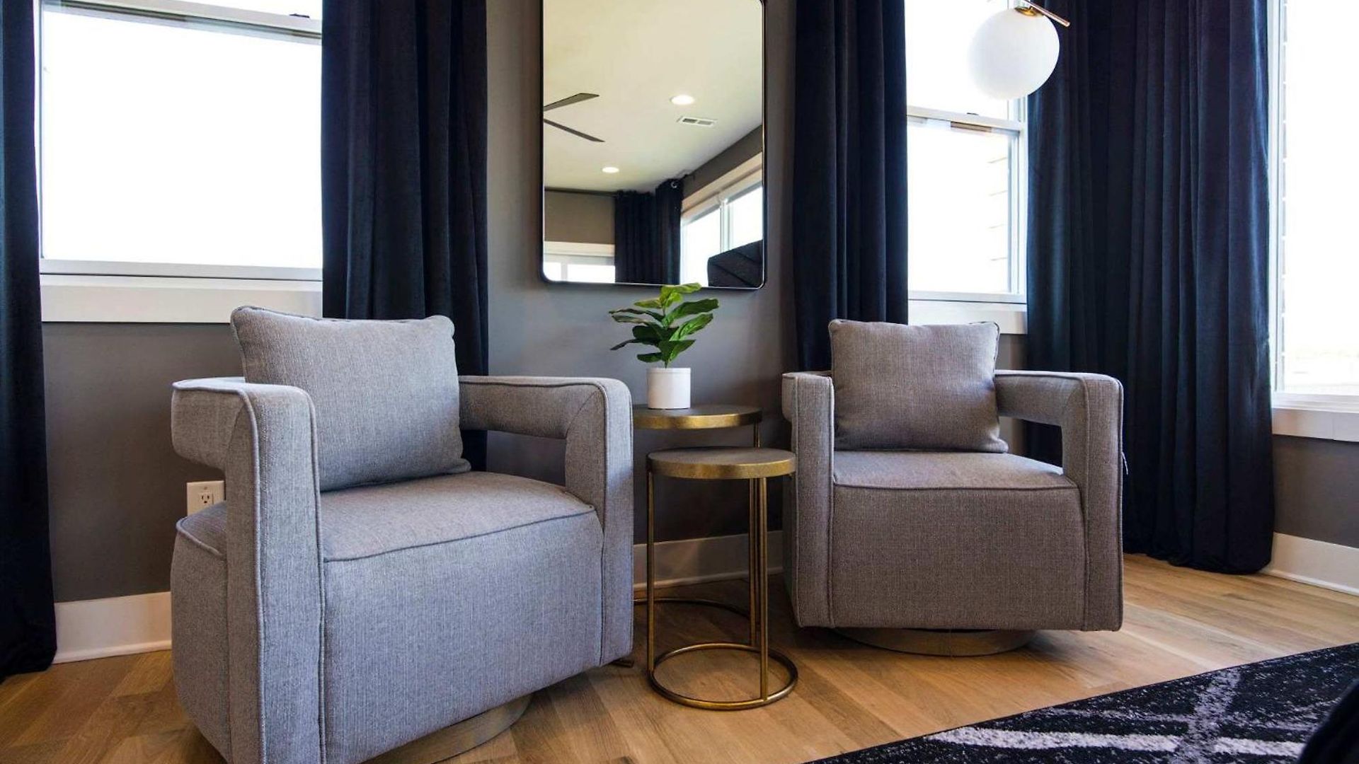 Holiday home Modern Stunner 5 Min To Dt Hot Tub Rooftop Views