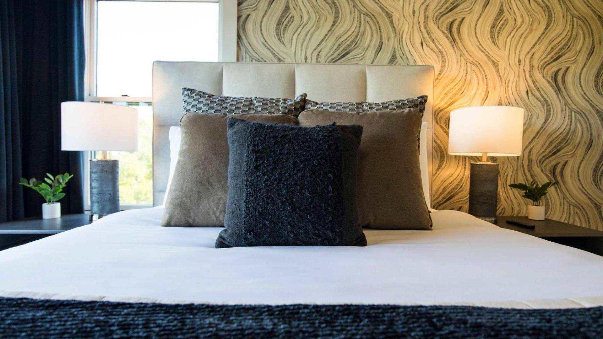 Modern Stunner 5 Min To Dt Hot Tub Rooftop Views Holiday home *