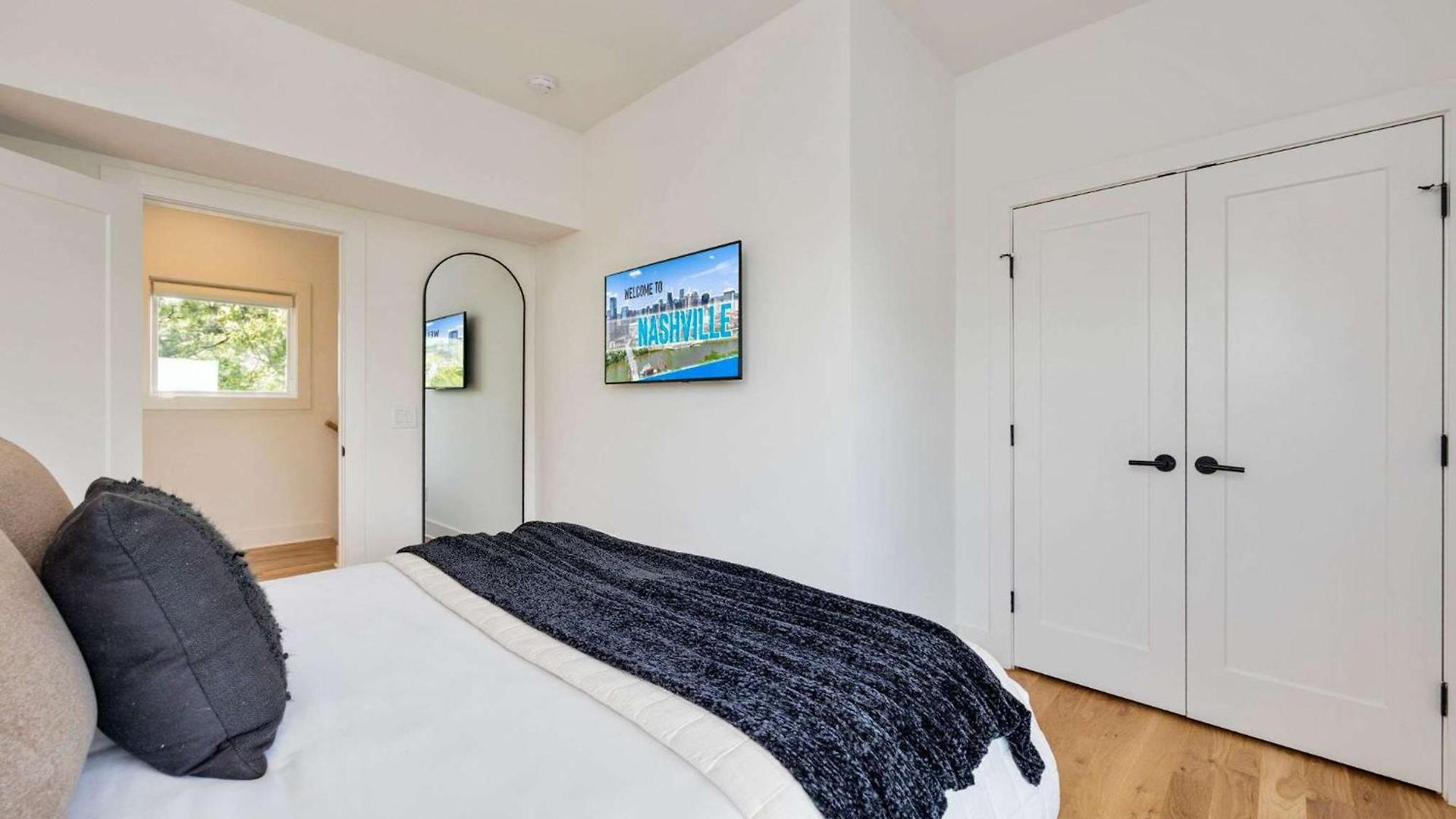 Holiday home Modern Stunner 5 Min To Dt Hot Tub Rooftop Views
