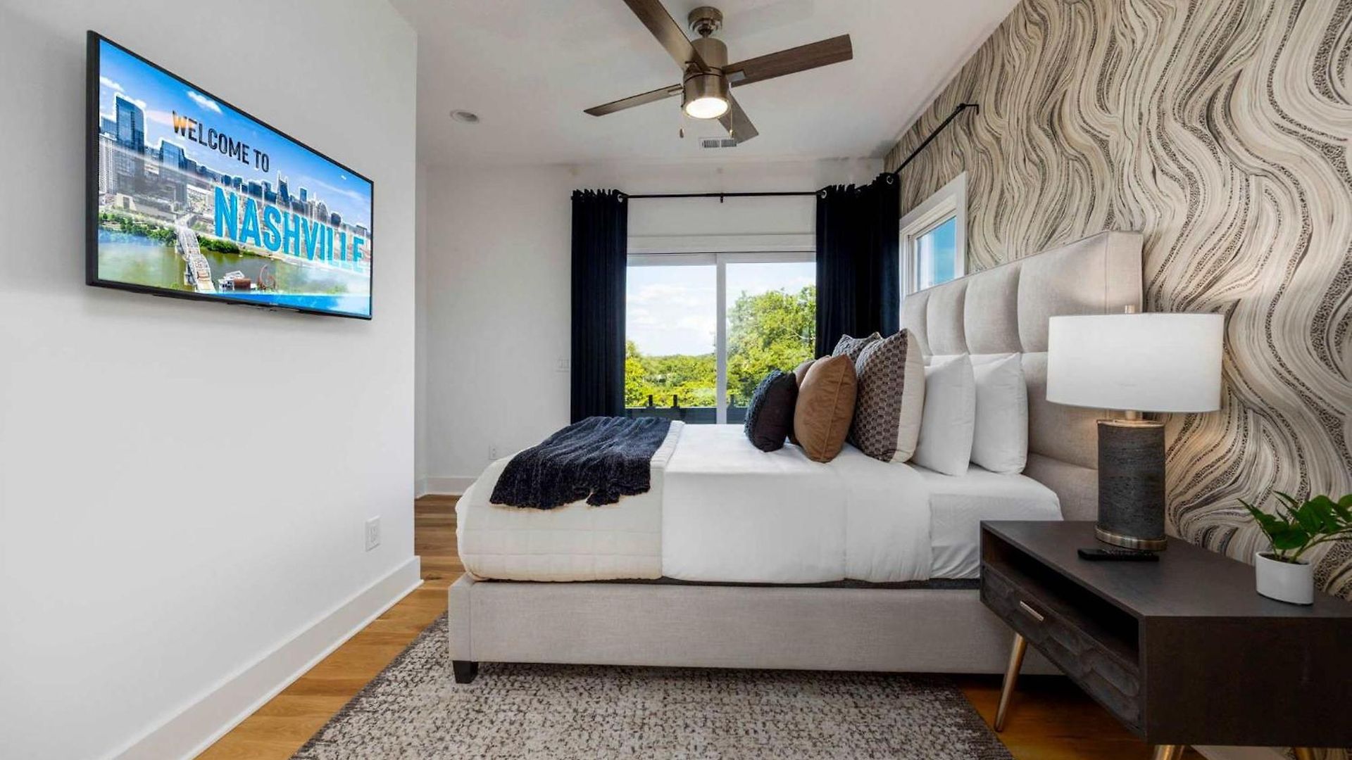 Holiday home Modern Stunner 5 Min To Dt Hot Tub Rooftop Views Nashville