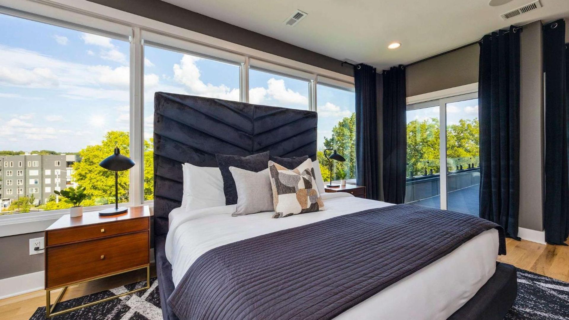 Holiday home Modern Stunner 5 Min To Dt Hot Tub Rooftop Views
