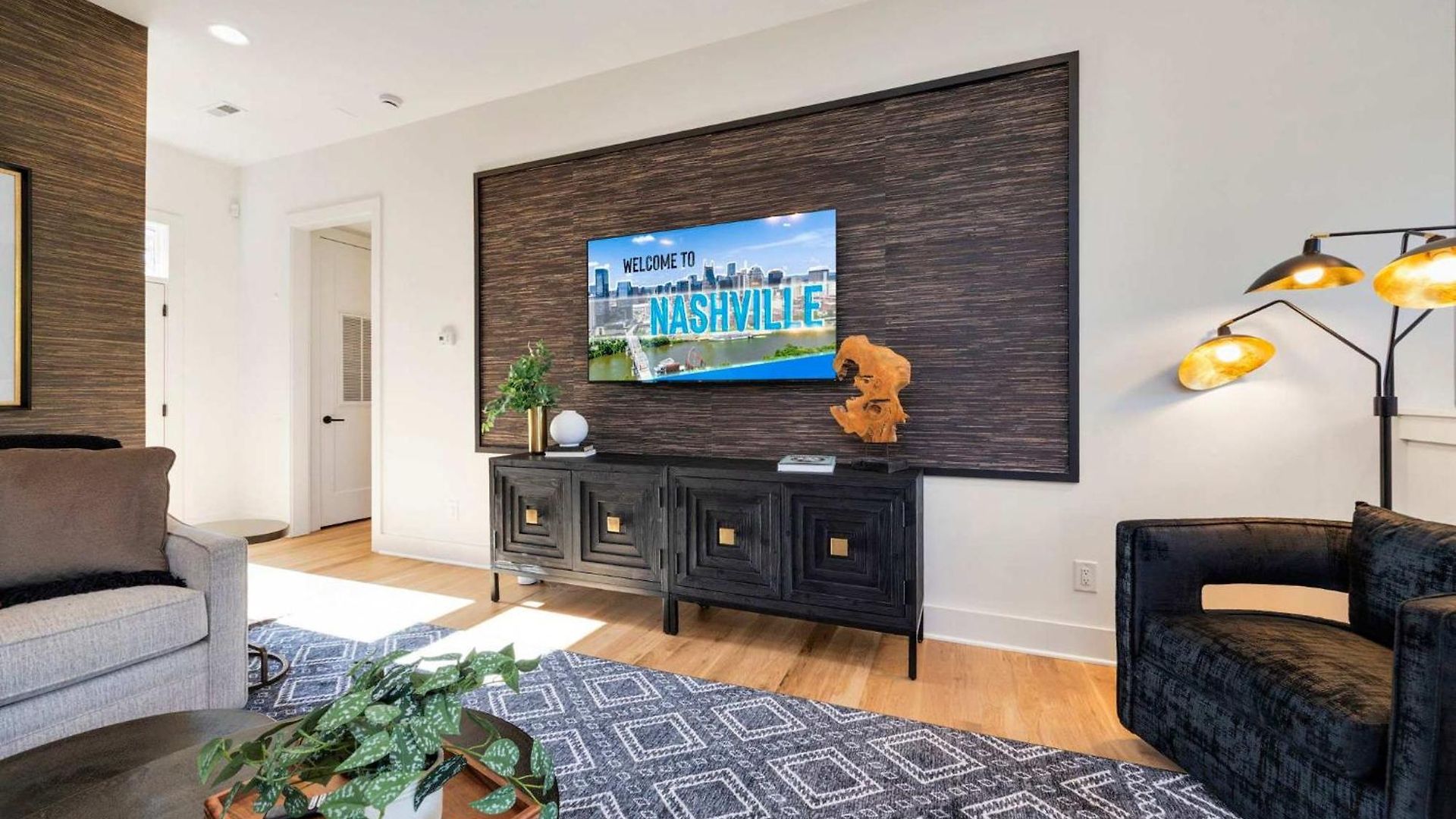 Holiday home Modern Stunner 5 Min To Dt Hot Tub Rooftop Views