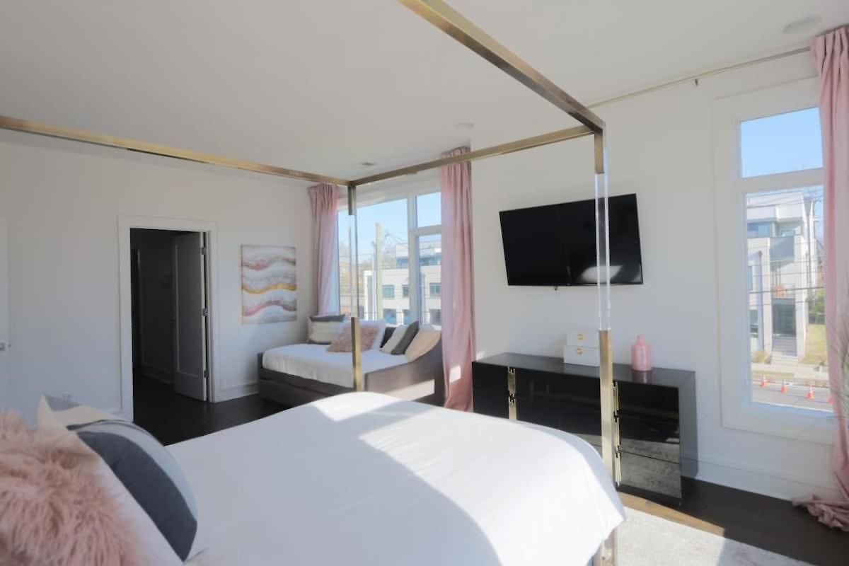 Songbird - Sleeps 16 - Two Rooftops With View Holiday home Nashville