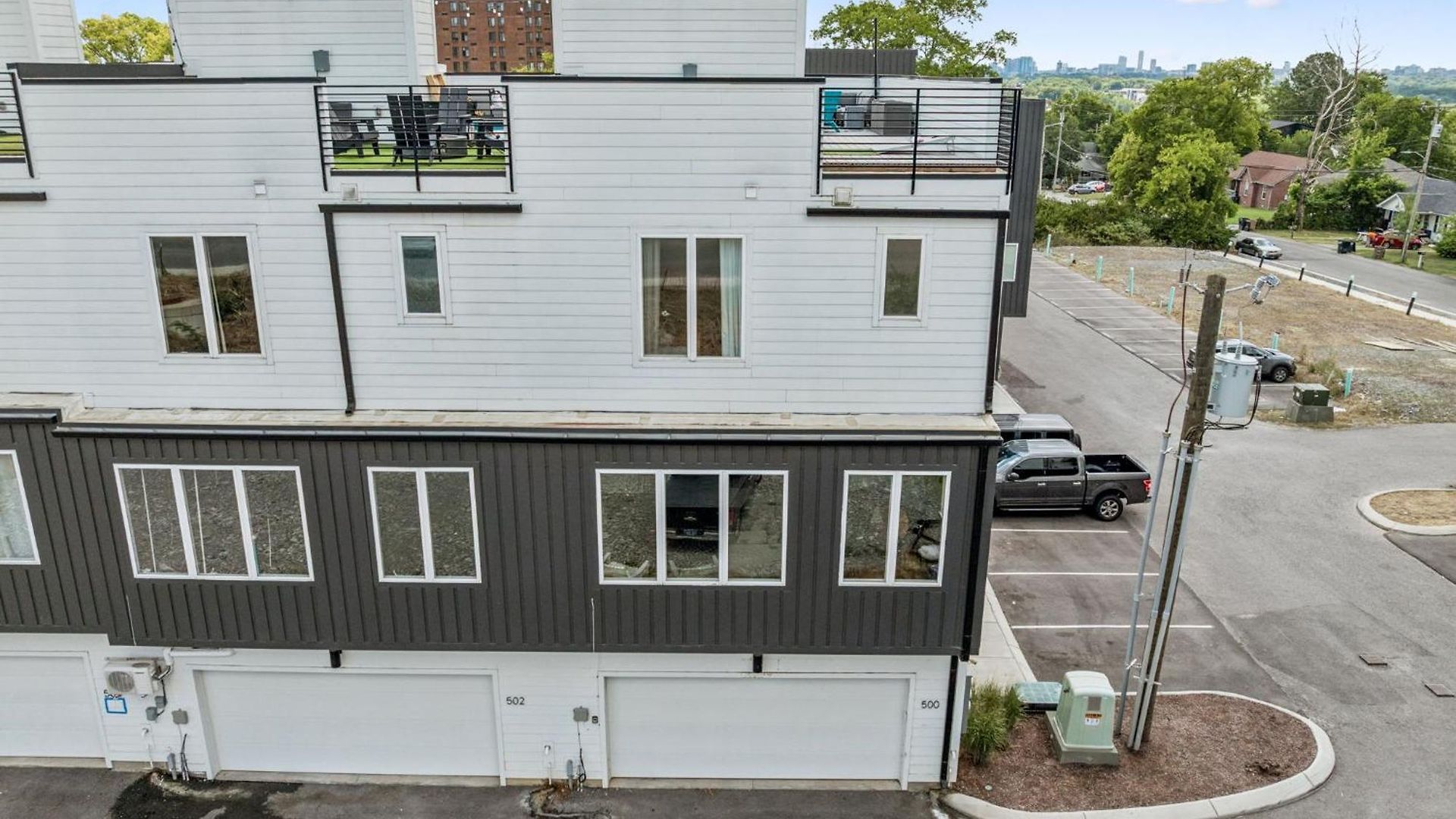 Townhouse With Rooftop & Modern Comfort *