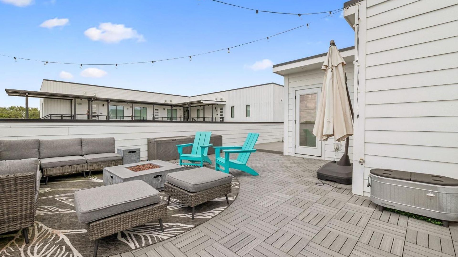 Townhouse With Rooftop & Modern Comfort