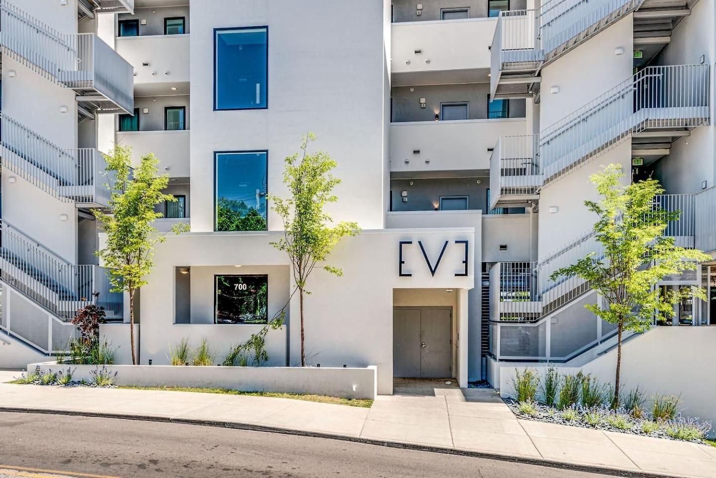 Luxury 2-bd, 2-bth Downtown Riverfront, Park Free *