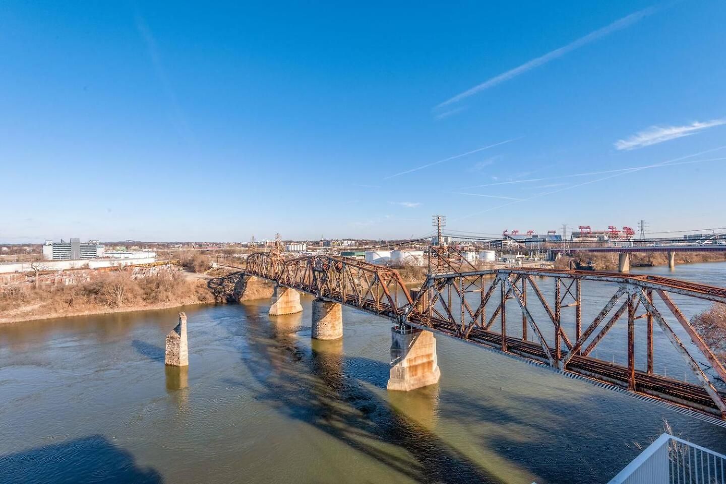Luxury 2-bd, 2-bth Downtown Riverfront, Park Free Holiday home