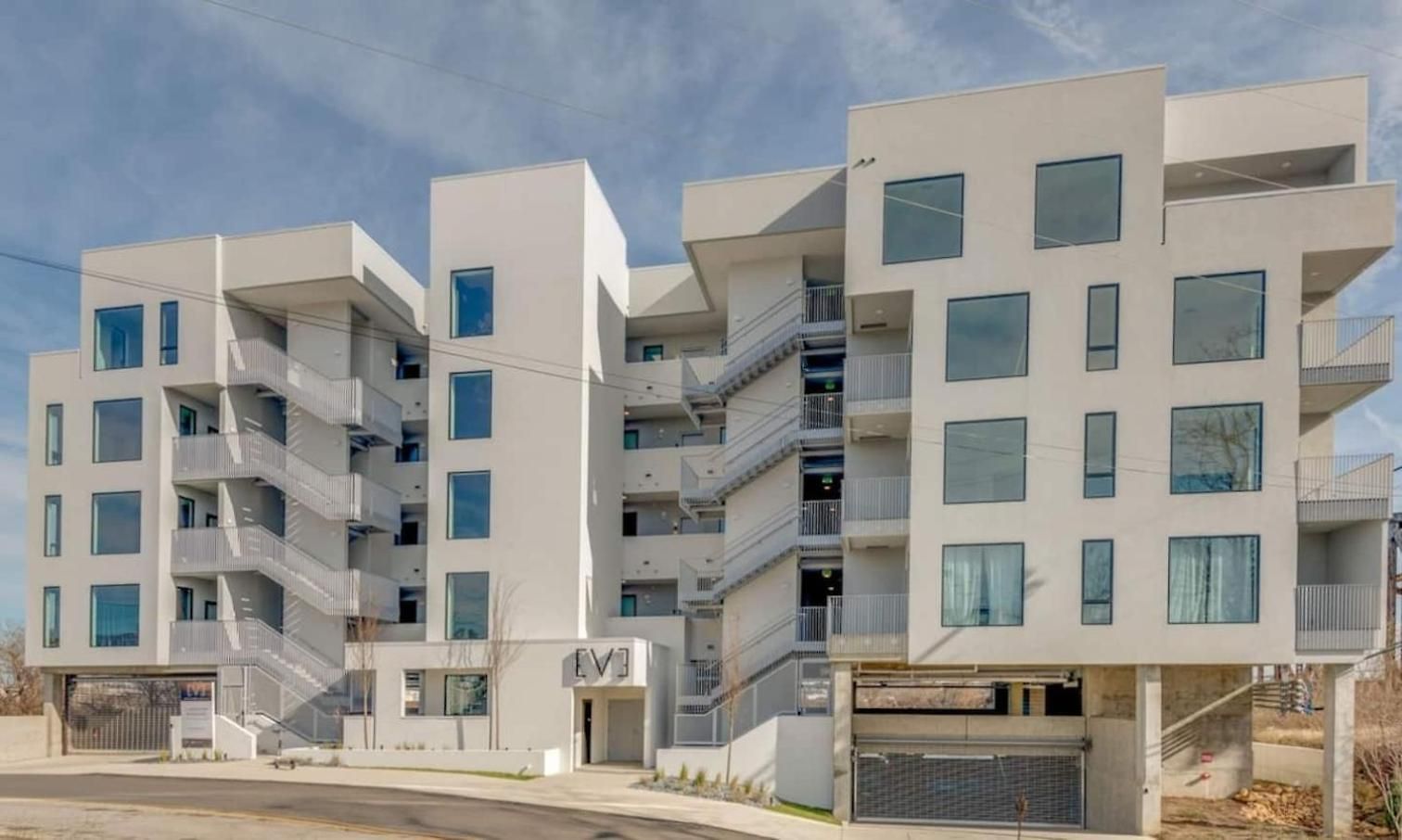 Luxury 2-bd, 2-bth Downtown Riverfront, Park Free Holiday home *