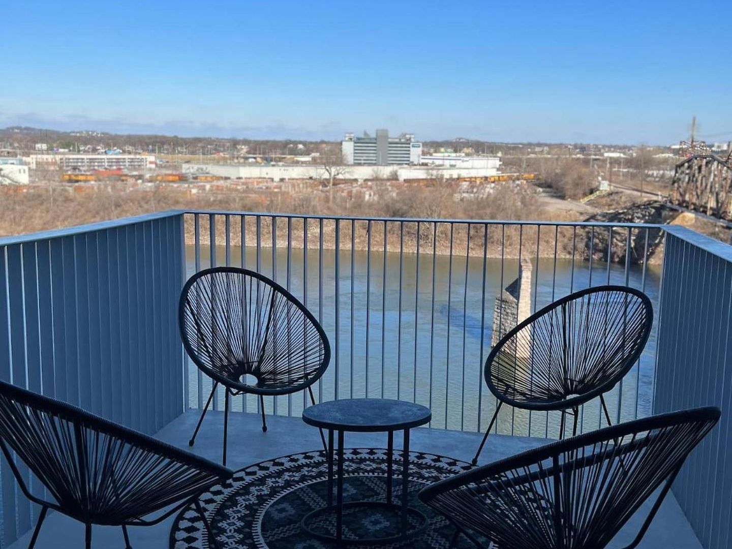 Luxury 2-bd, 2-bth Downtown Riverfront, Park Free Holiday home *