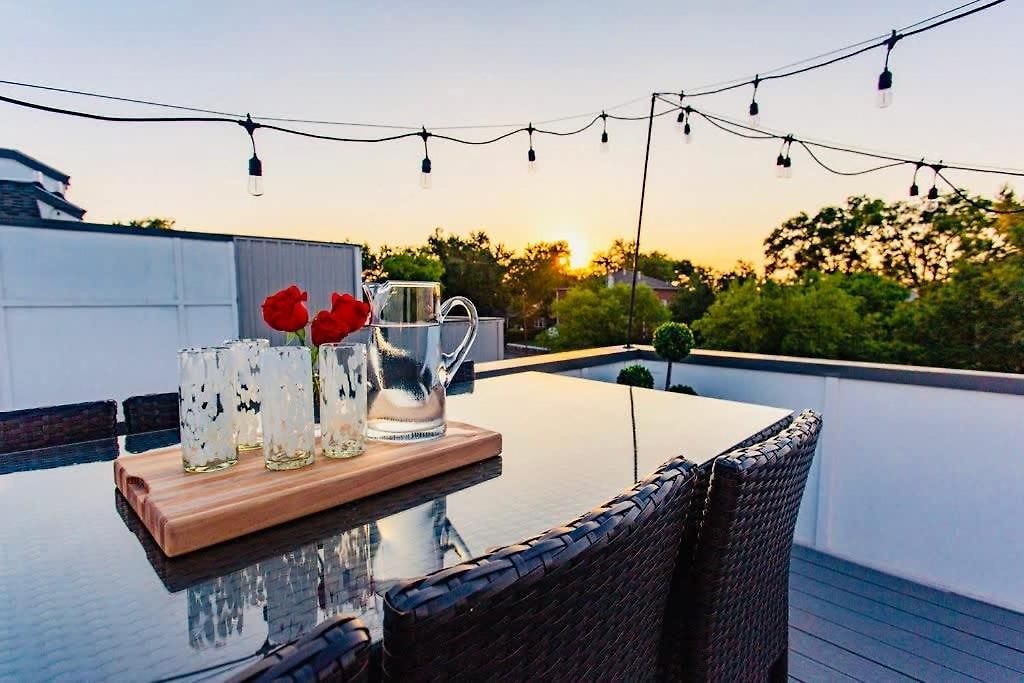 Rooftop Vibes Close To Broadway Holiday home *