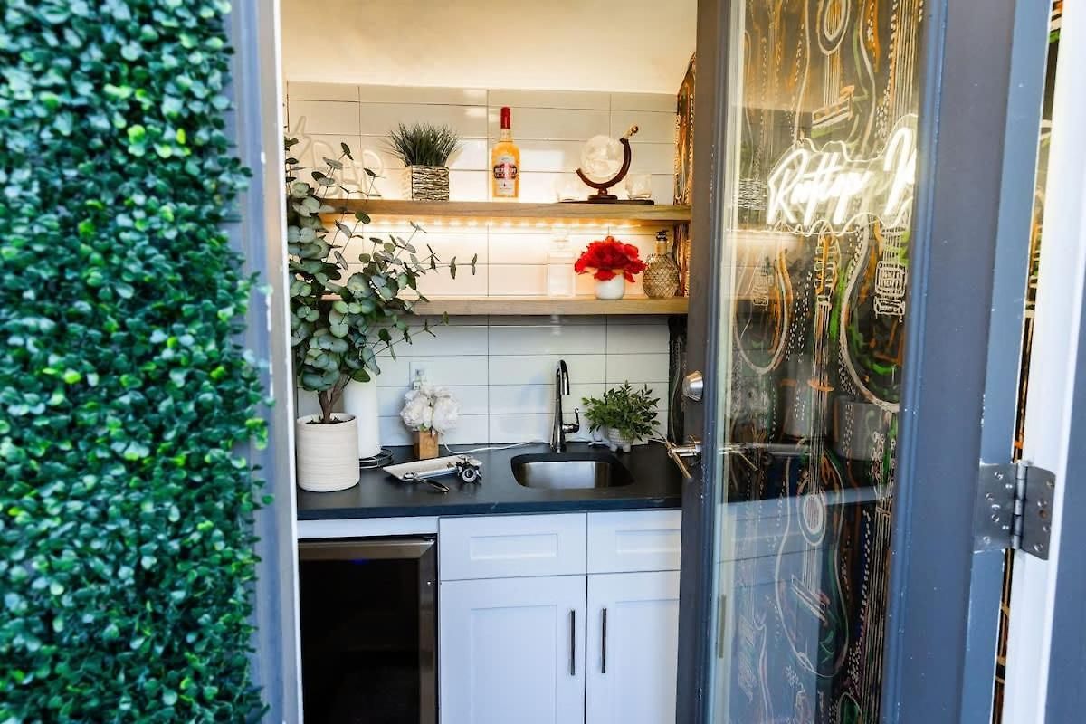 Rooftop Vibes Close To Broadway Holiday home