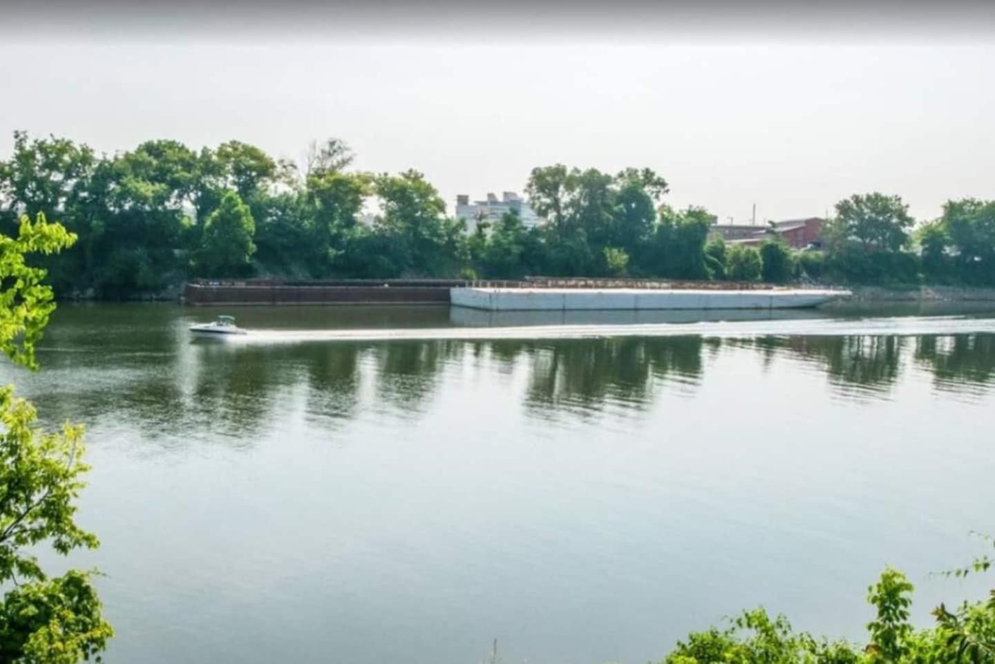 Riverfront Retreat-near Broadway, Pool, Park Free