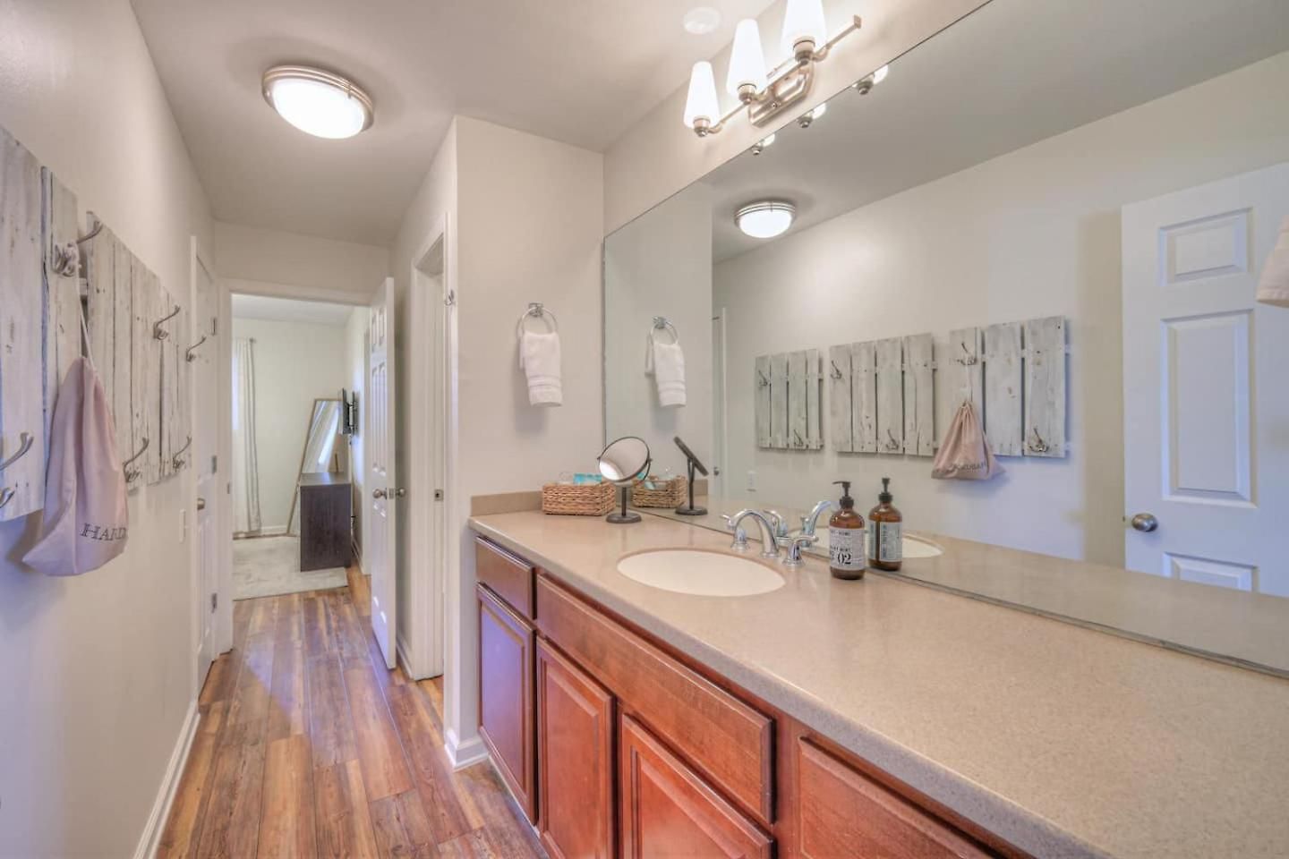 Riverfront Retreat-near Broadway, Pool, Park Free Holiday home *