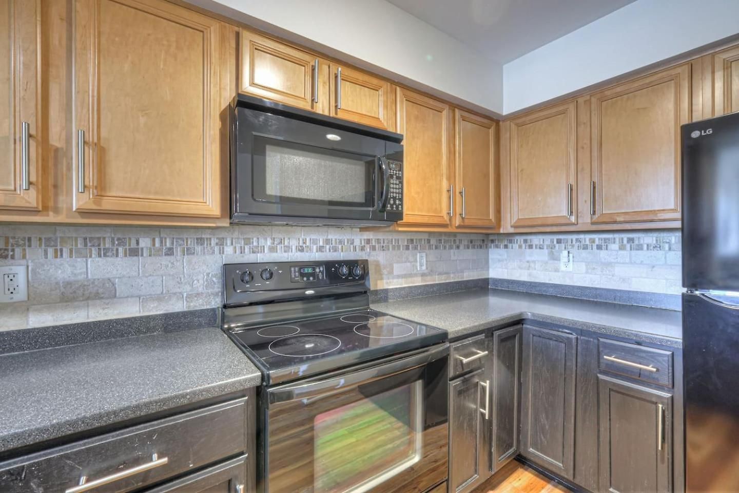 Riverfront Retreat-near Broadway, Pool, Park Free