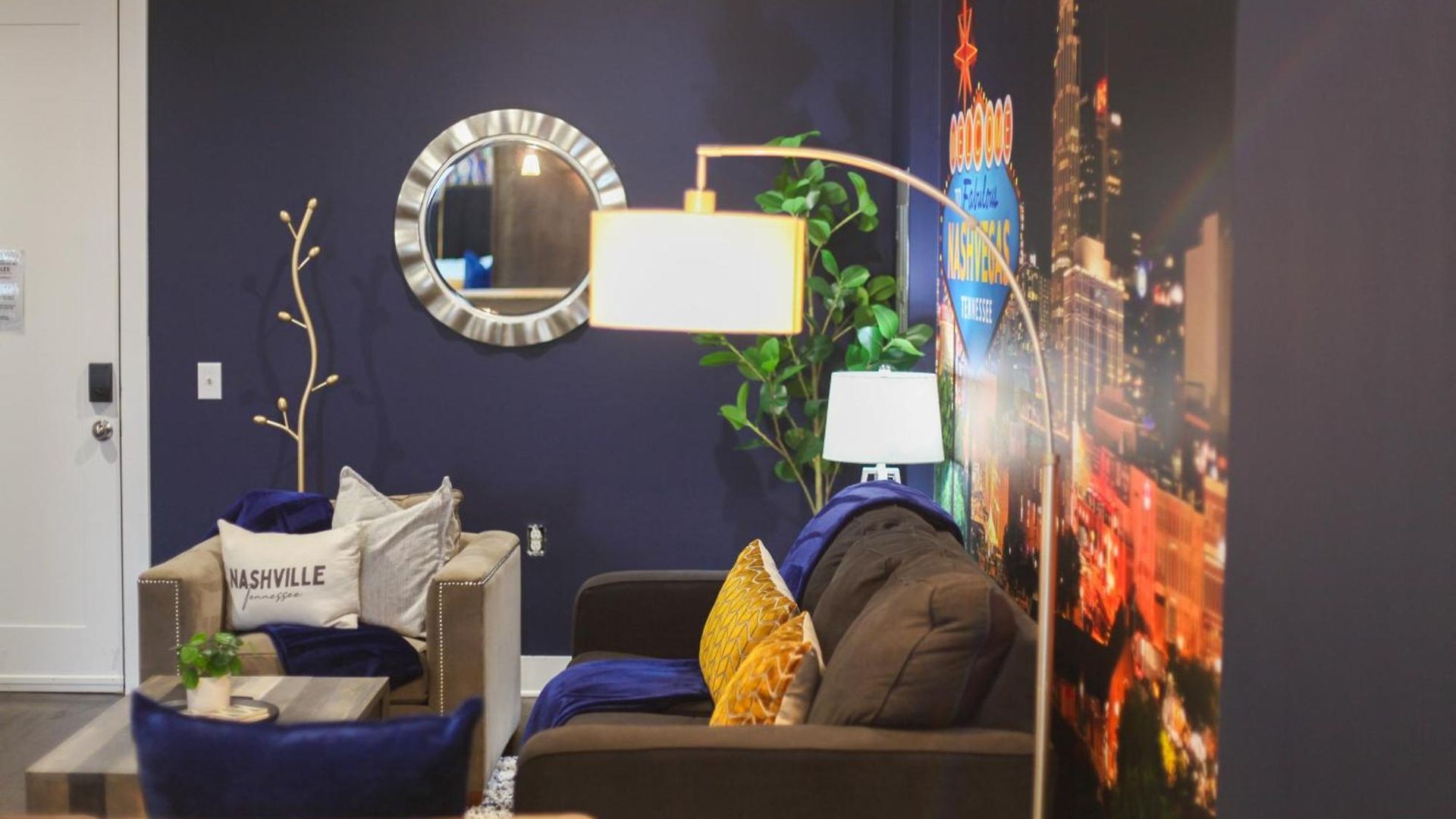 Fabulous Nashvegas Loft Retreat Near Vandy Off West End Mins To Broadway Holiday home Nashville