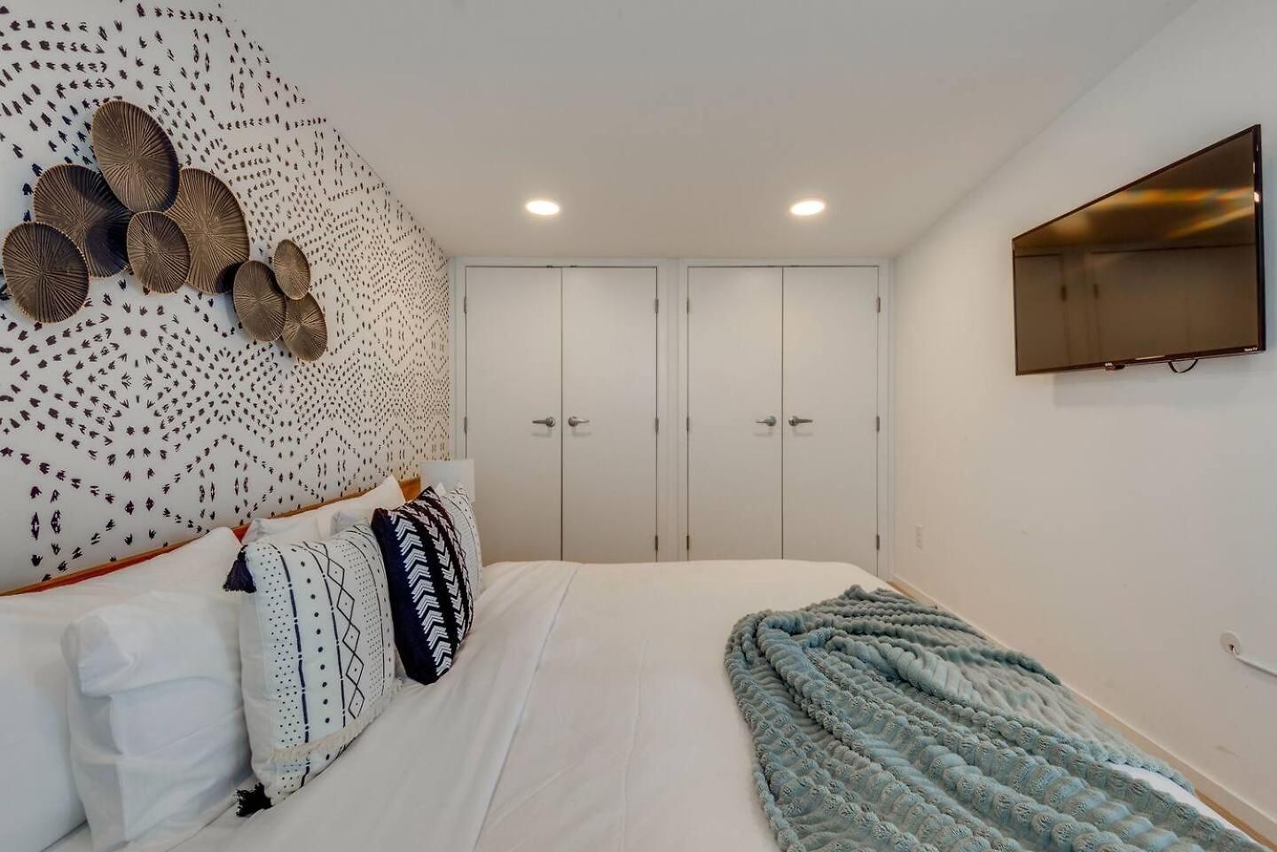Luxury 2-bd, 2-bth Downtown Riverfront, Park Free Holiday home