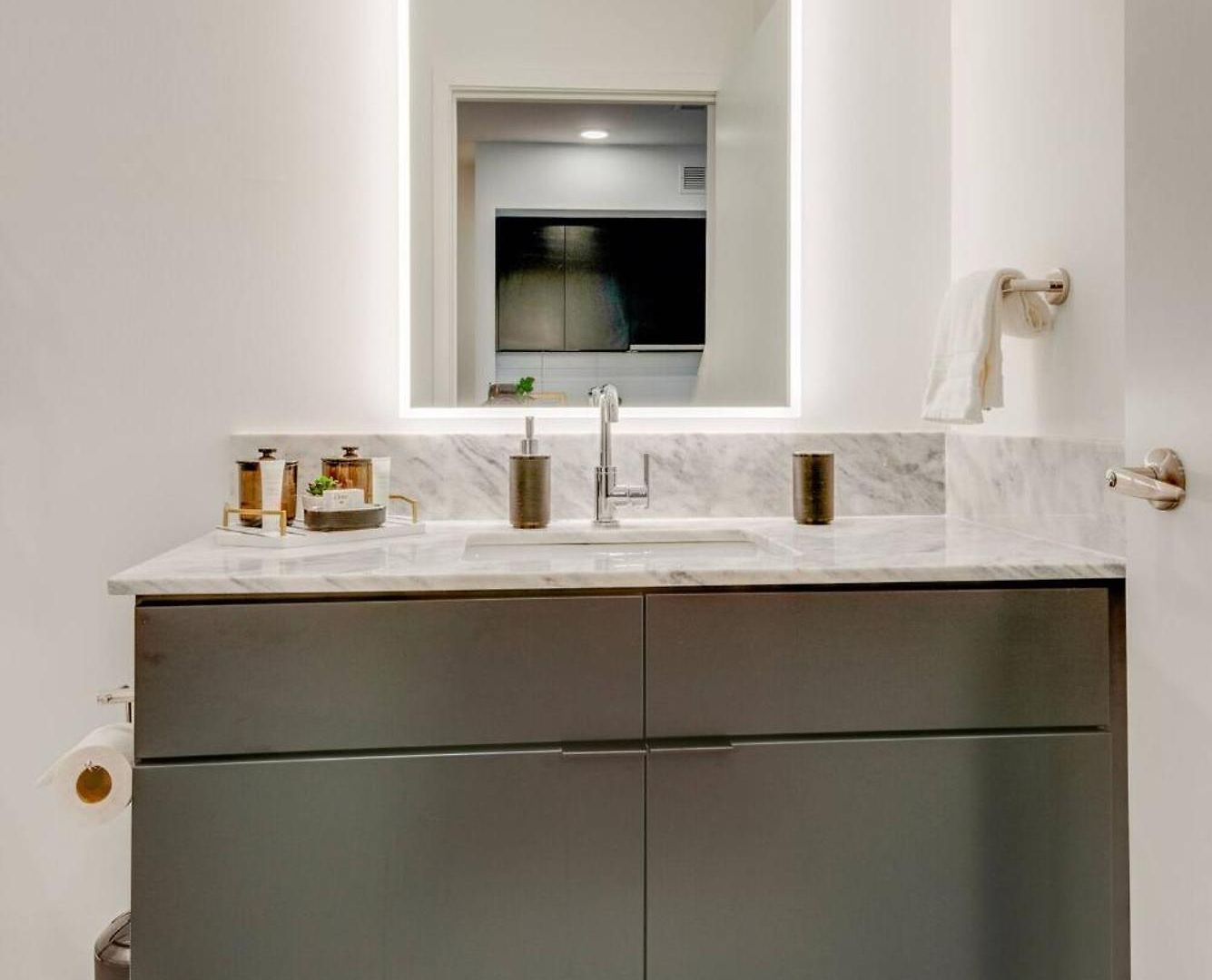 Luxury 2-bd, 2-bth Downtown Riverfront, Park Free