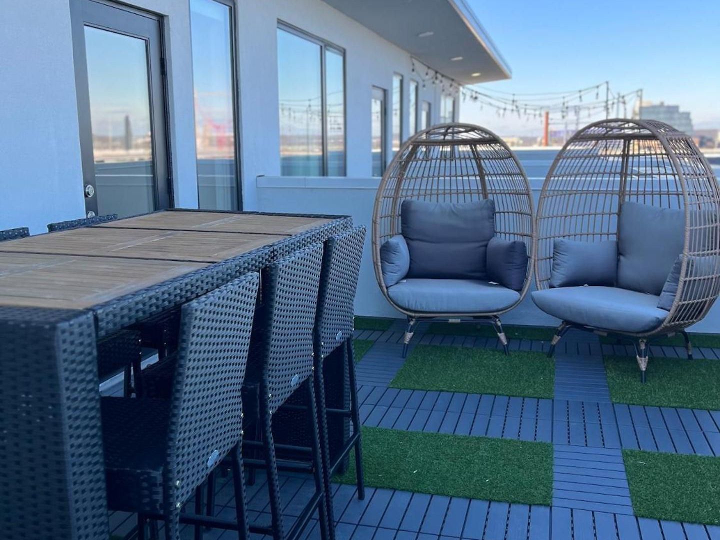 Luxury 2-bd, 2-bth Downtown Riverfront, Park Free Holiday home *
