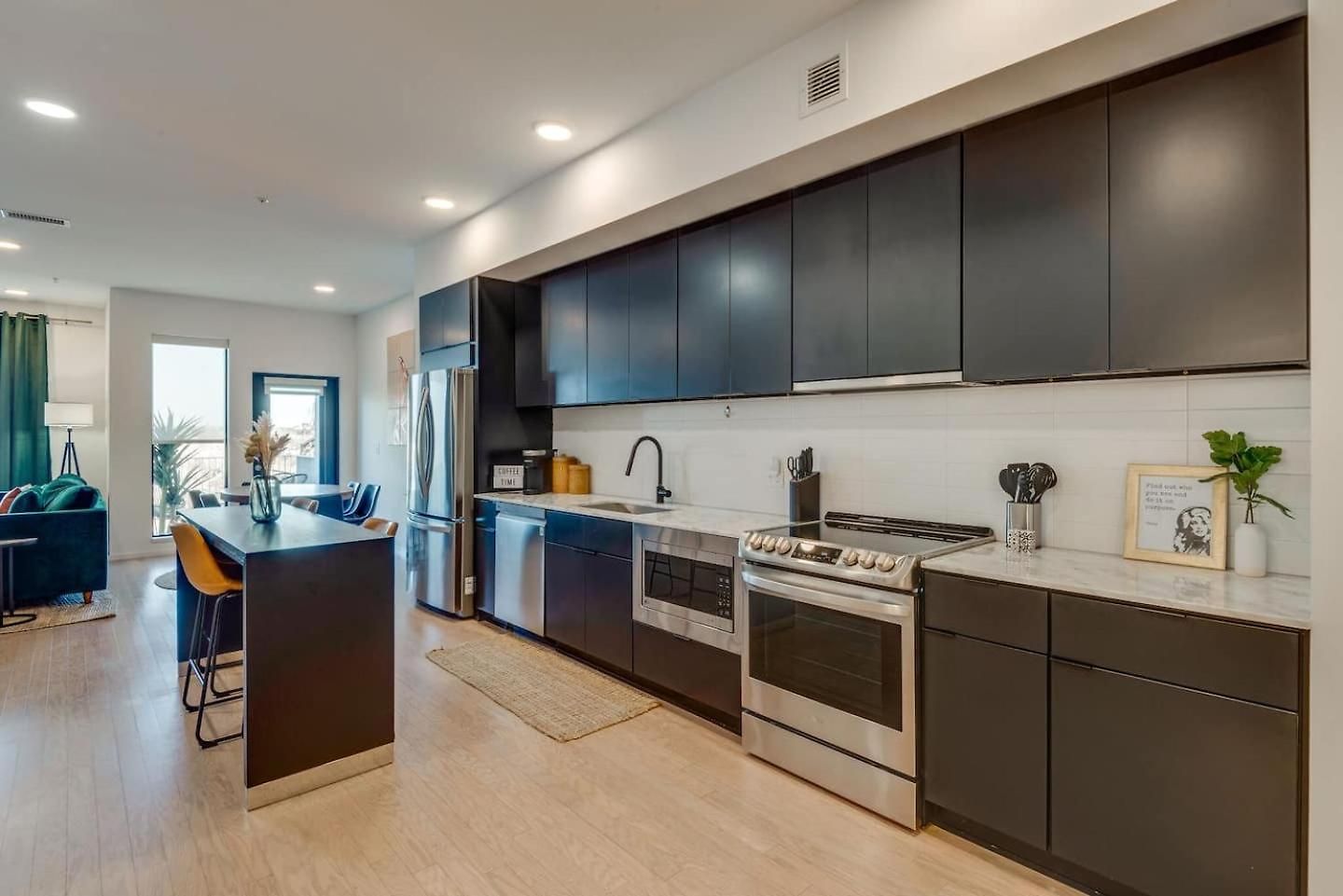 Luxury 2-bd, 2-bth Downtown Riverfront, Park Free Nashville
