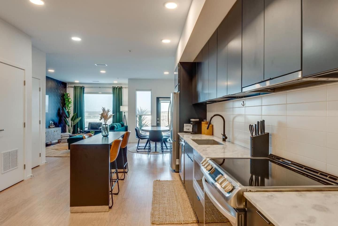 Luxury 2-bd, 2-bth Downtown Riverfront, Park Free