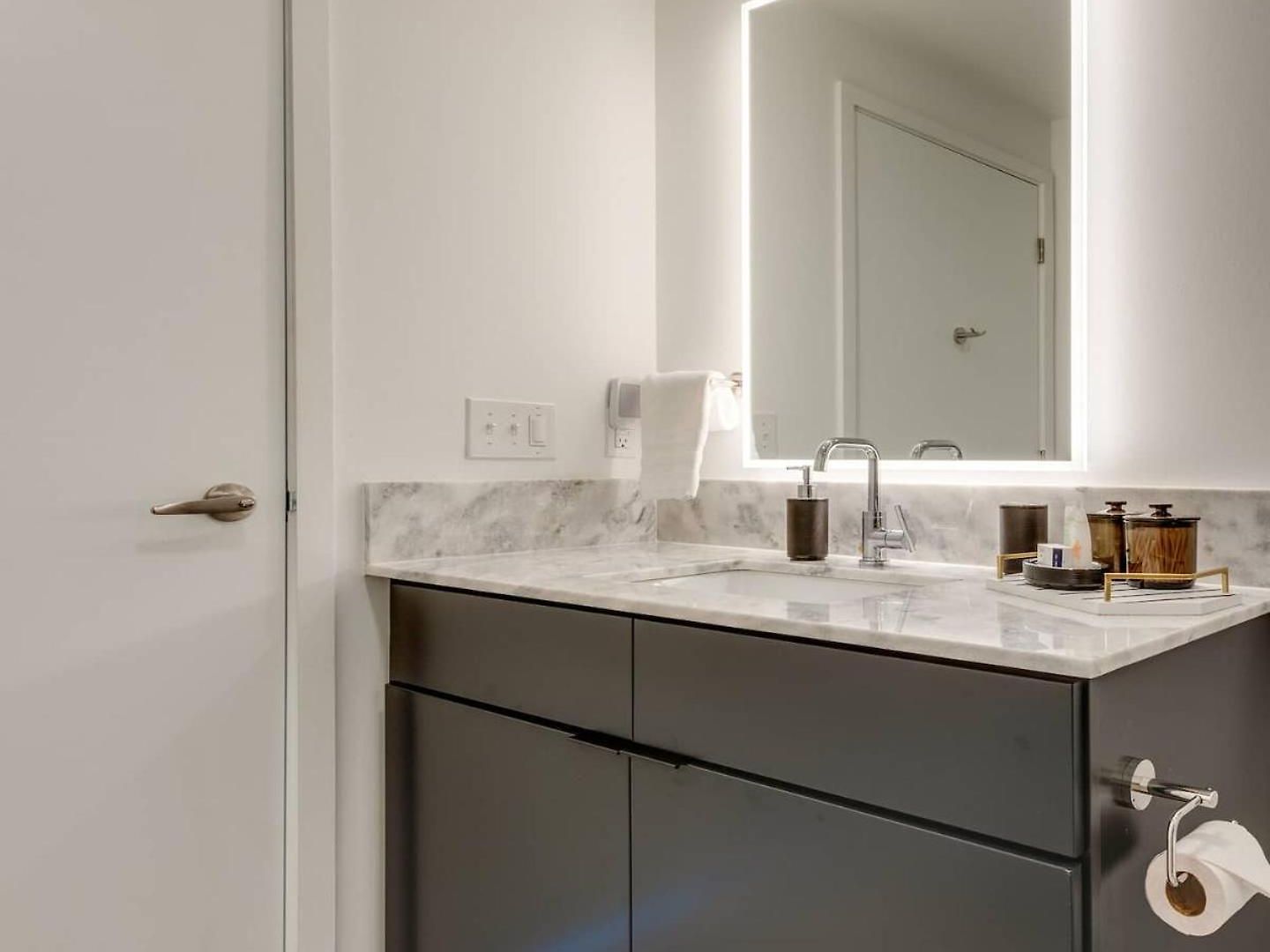 Luxury 2-bd, 2-bth Downtown Riverfront, Park Free *