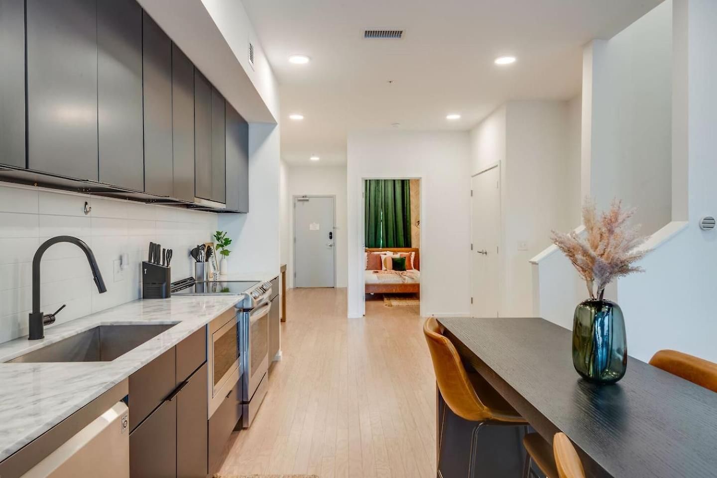 Luxury 2-bd, 2-bth Downtown Riverfront, Park Free * Nashville