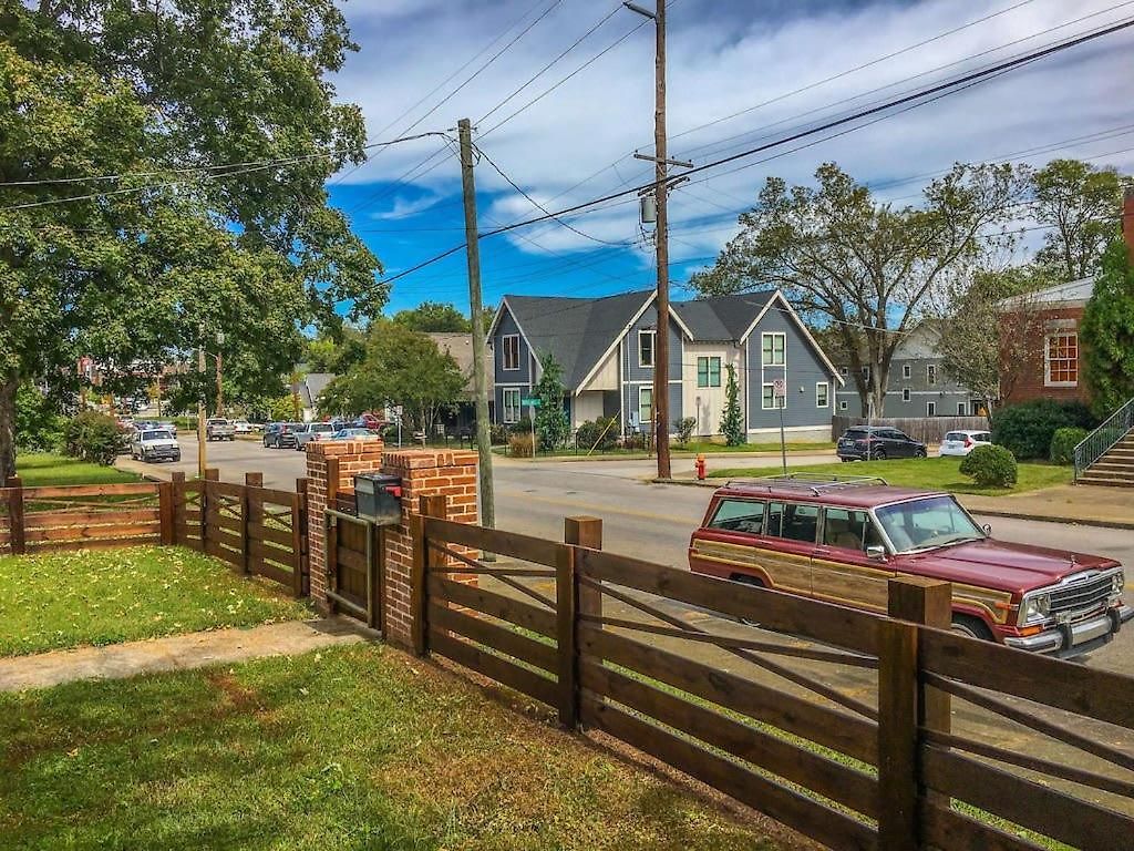Eclectic Pet Friendly In East Holiday home *
