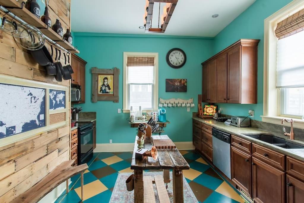 Eclectic Pet Friendly In East Holiday home
