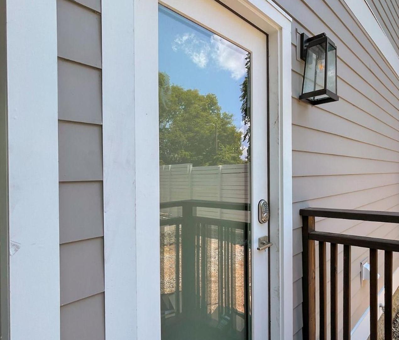 Dual - 1 Mile From Dt Nash & Farmers Market *