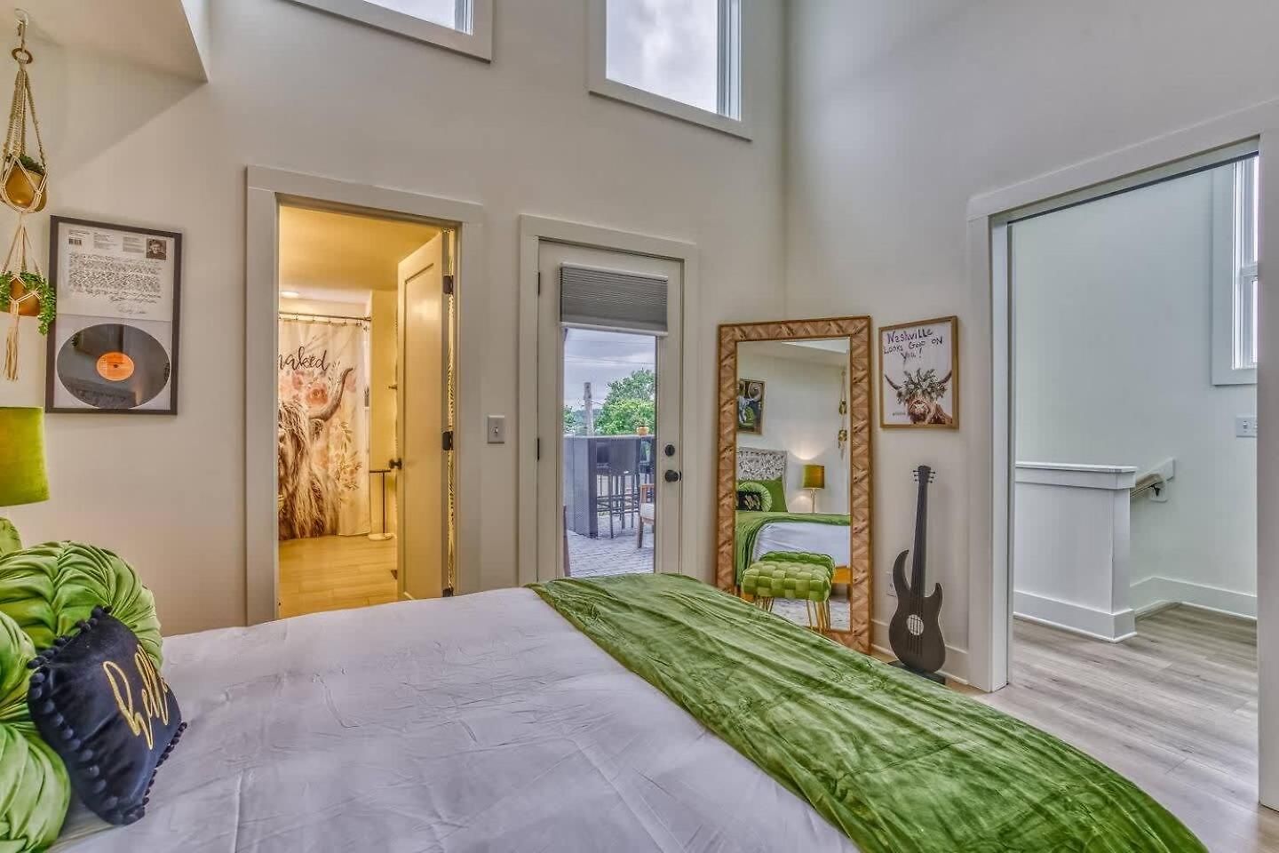 Beautiful Balcony Sleeps 12 4 Miles From Broadway Holiday home Nashville