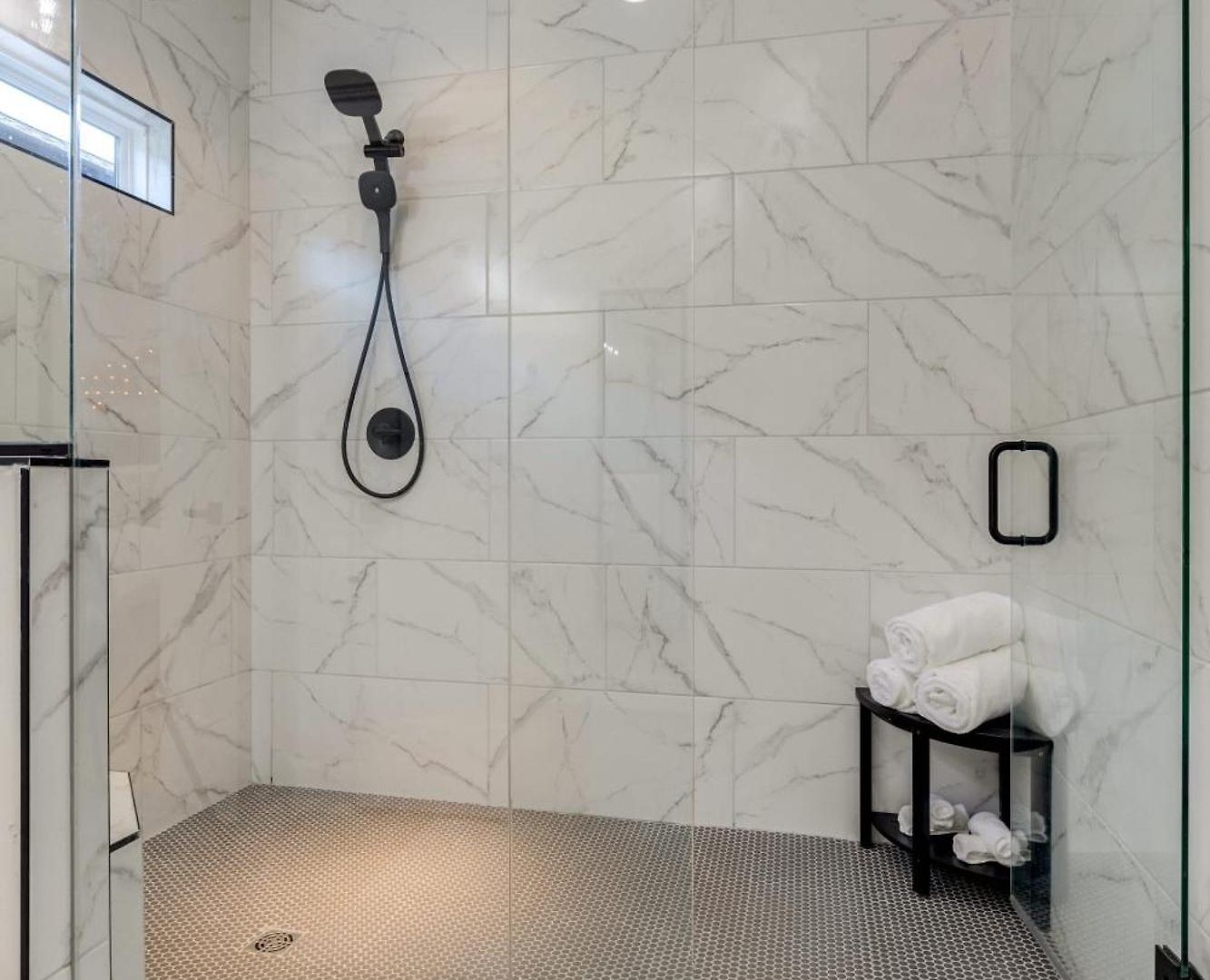 Sleek & Convenient East Holiday home *