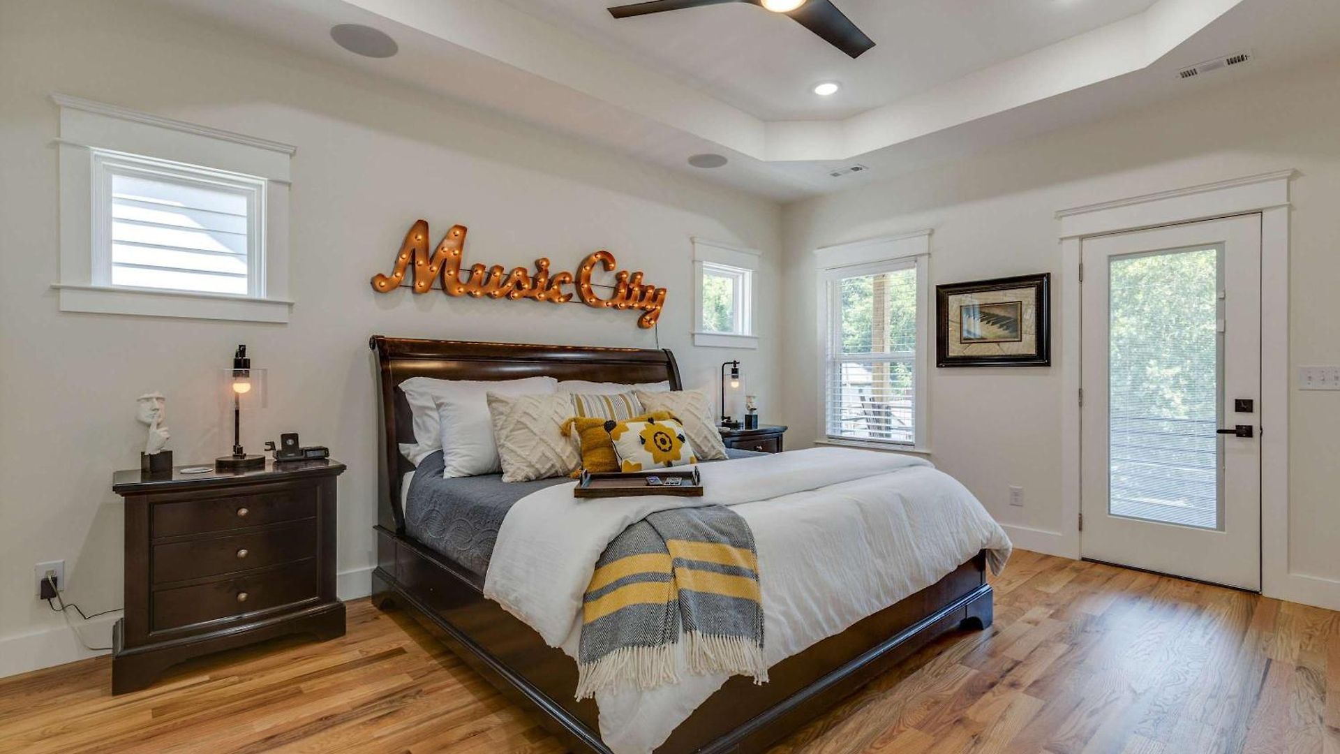 Sleek & Convenient East Holiday home *