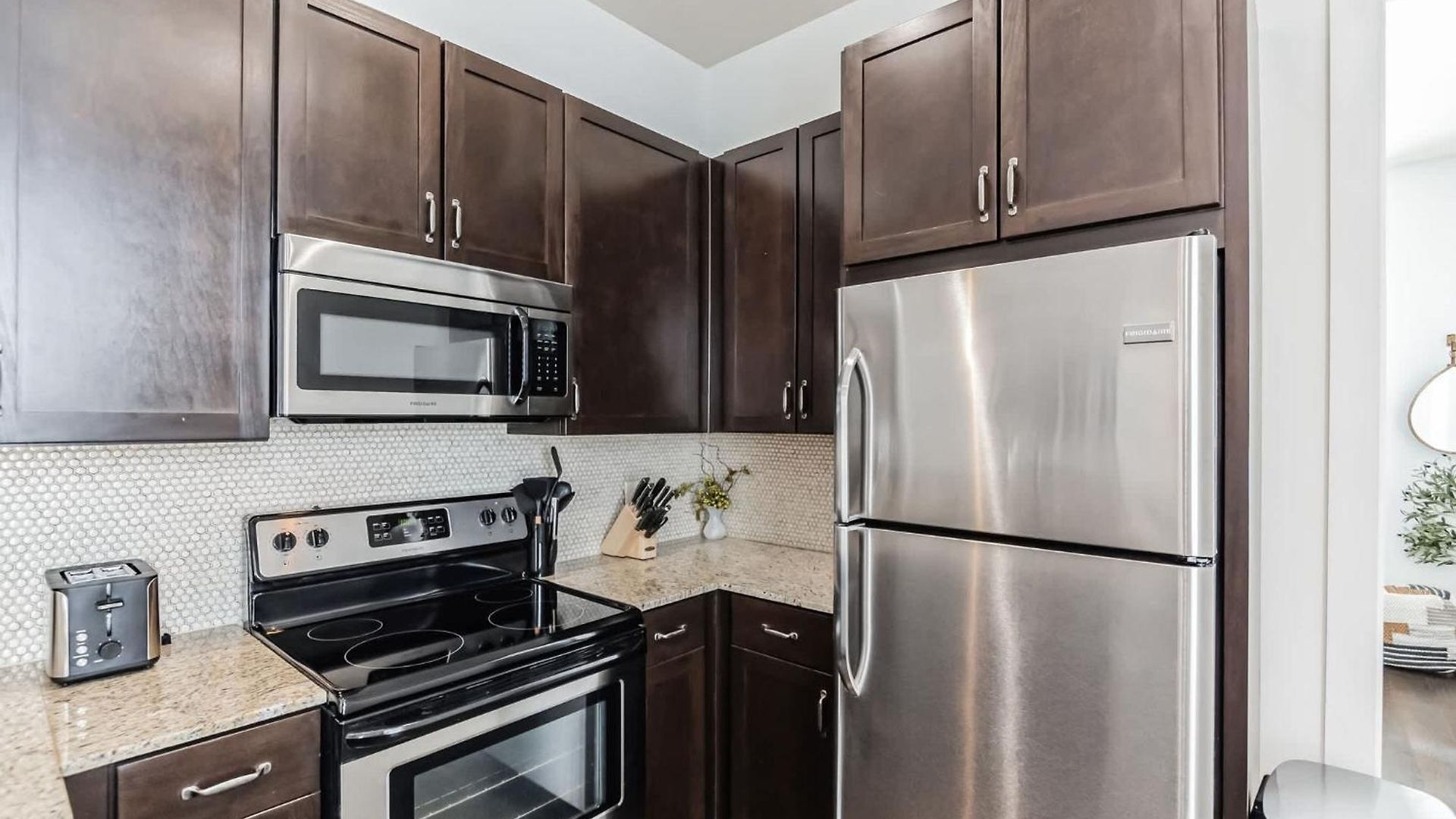 1 Bdr Loft Centrally Located In West End *