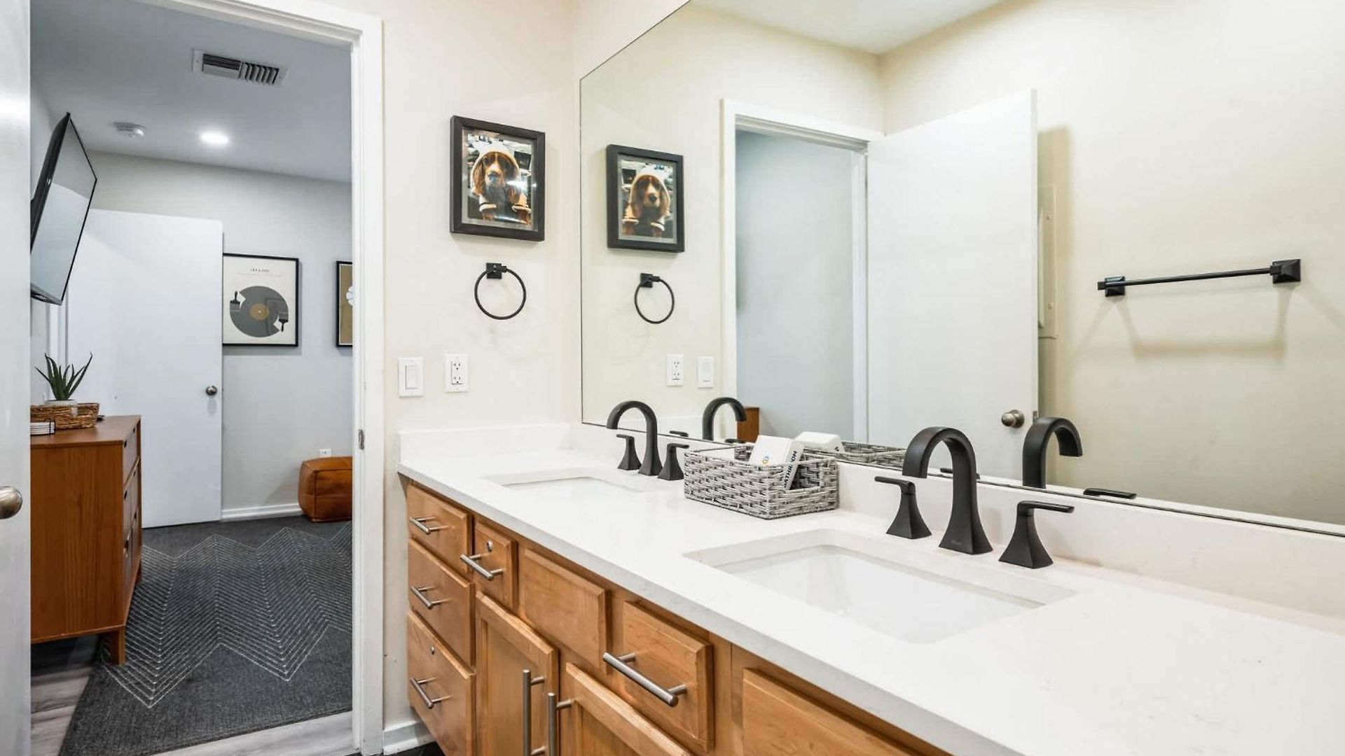 2 Bdr Riverfront Living In Downtown