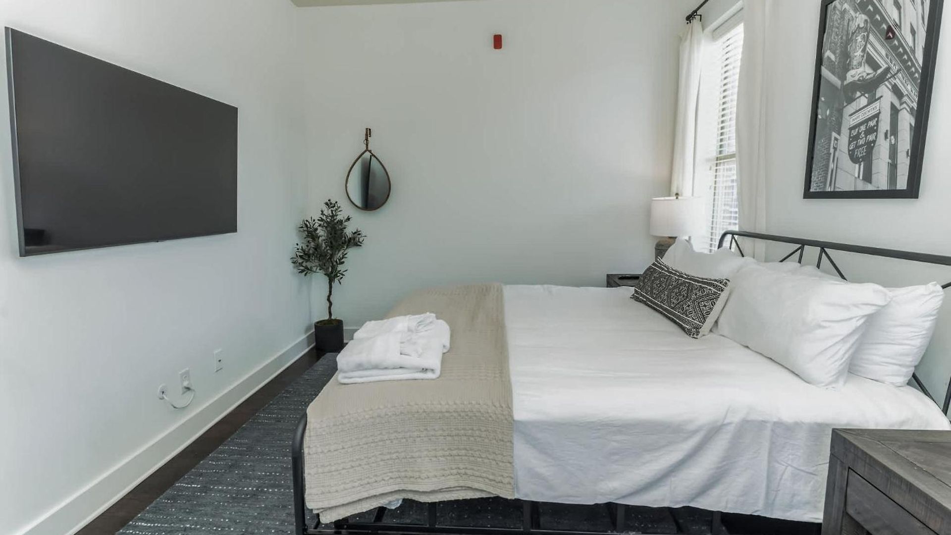 Couple's Retreat Near Vanderbilt Nashville