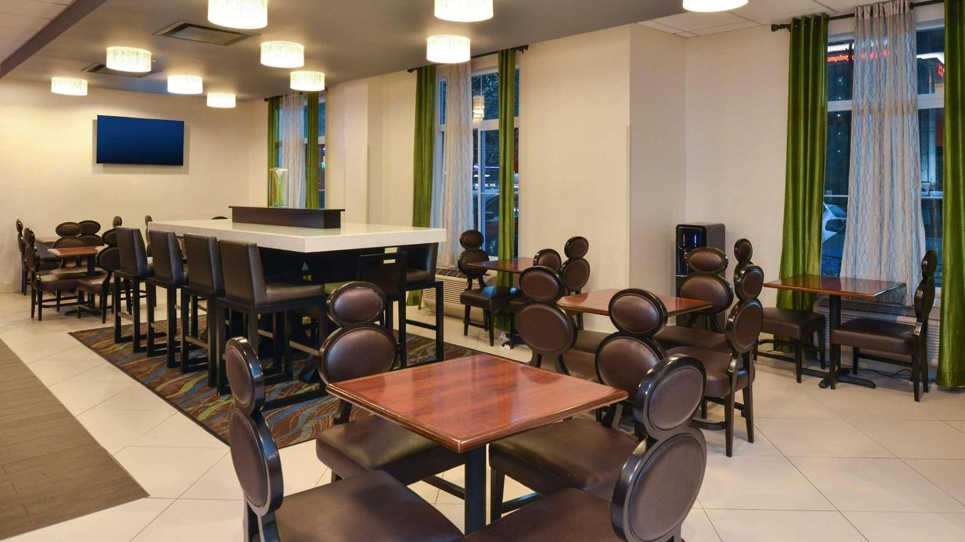 Country & By Radisson Airport Tn Hotel 4*