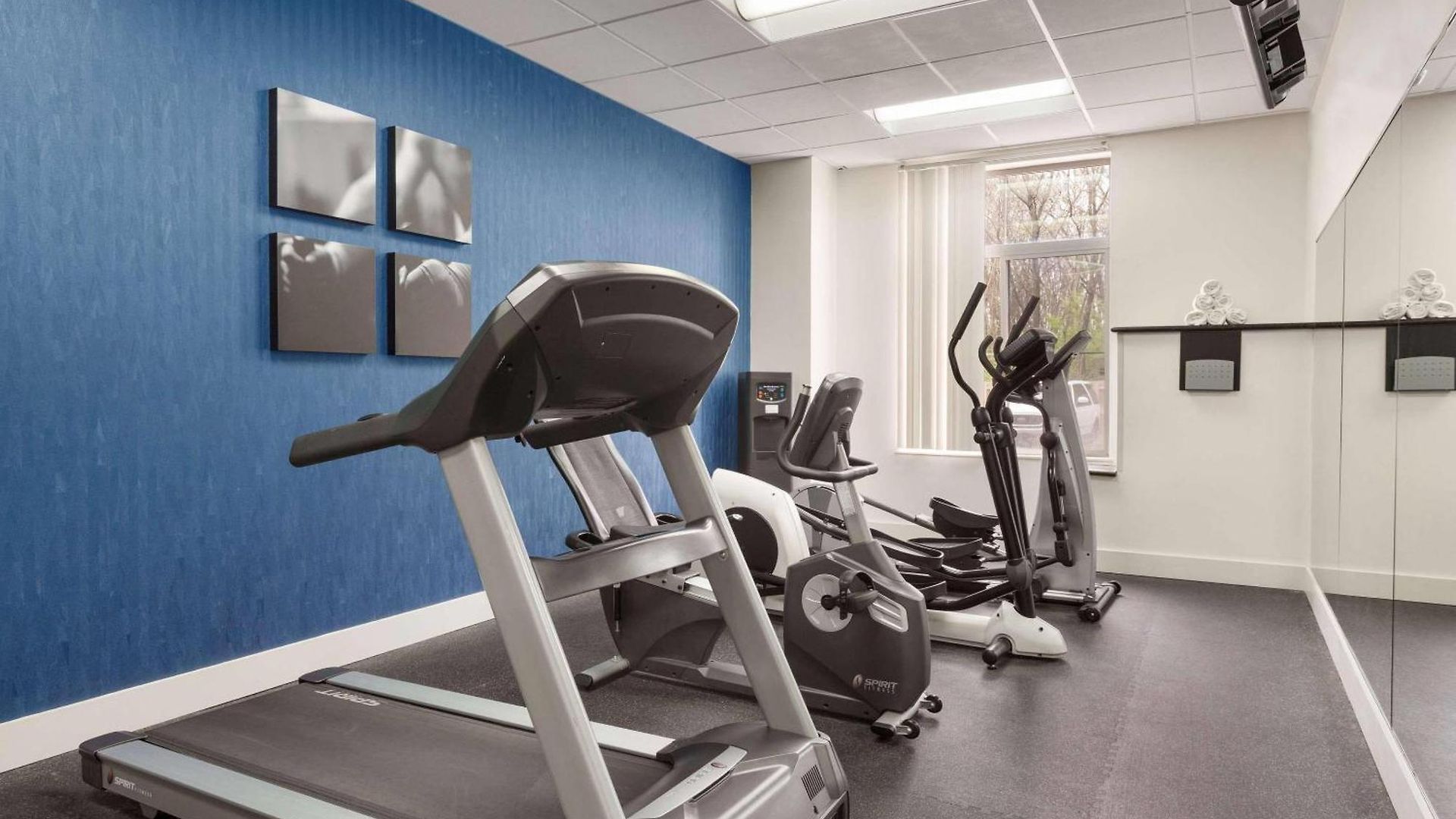 Country & By Radisson Airport Tn Hotel 4*