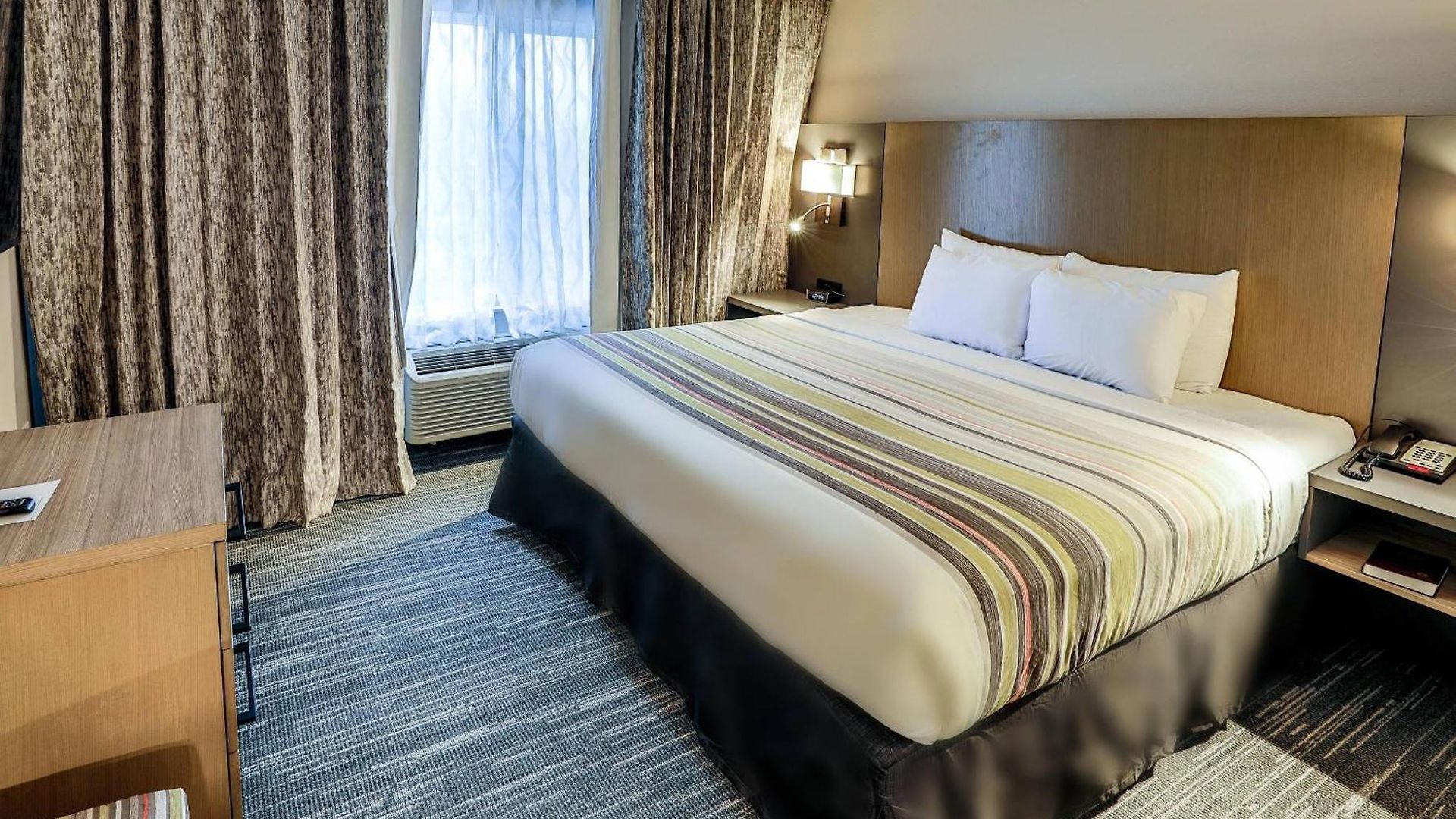 Hotel Country & By Radisson Airport Tn