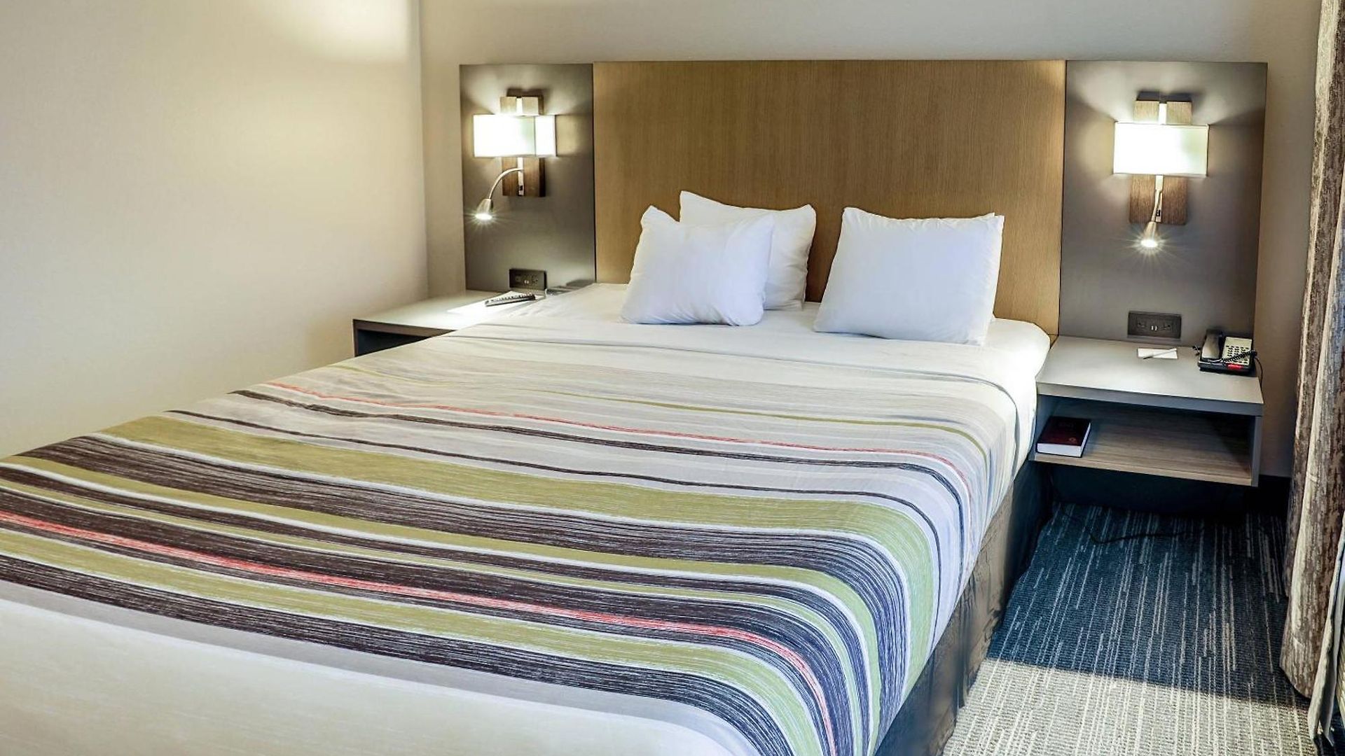 Country & By Radisson Airport Tn Hotel