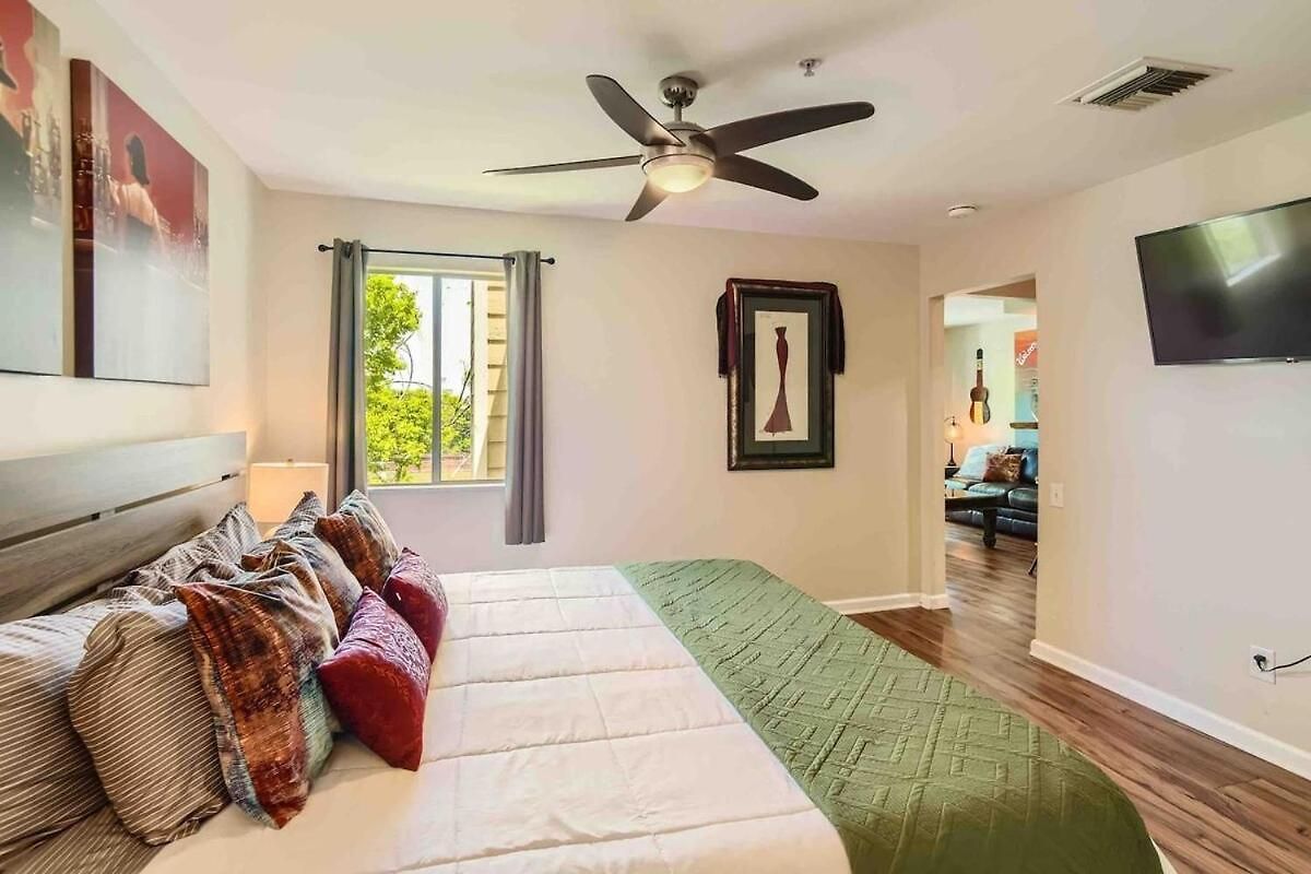 Apartment Winedown In Music Free Park Pool View *