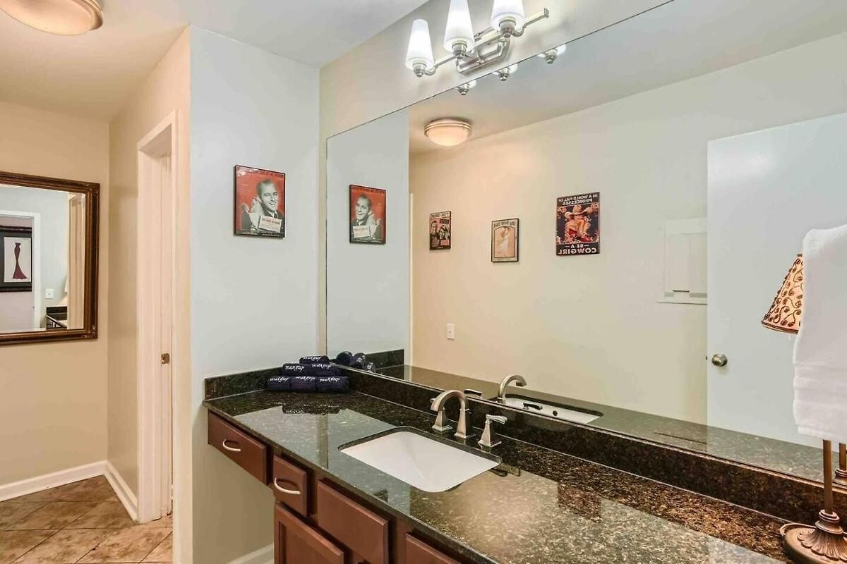 Winedown In Music Free Park Pool View Apartment