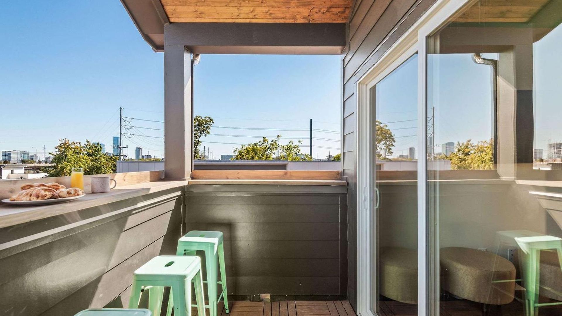 The Jolene Bubbly Bar With Views 5min To Dt Holiday home *