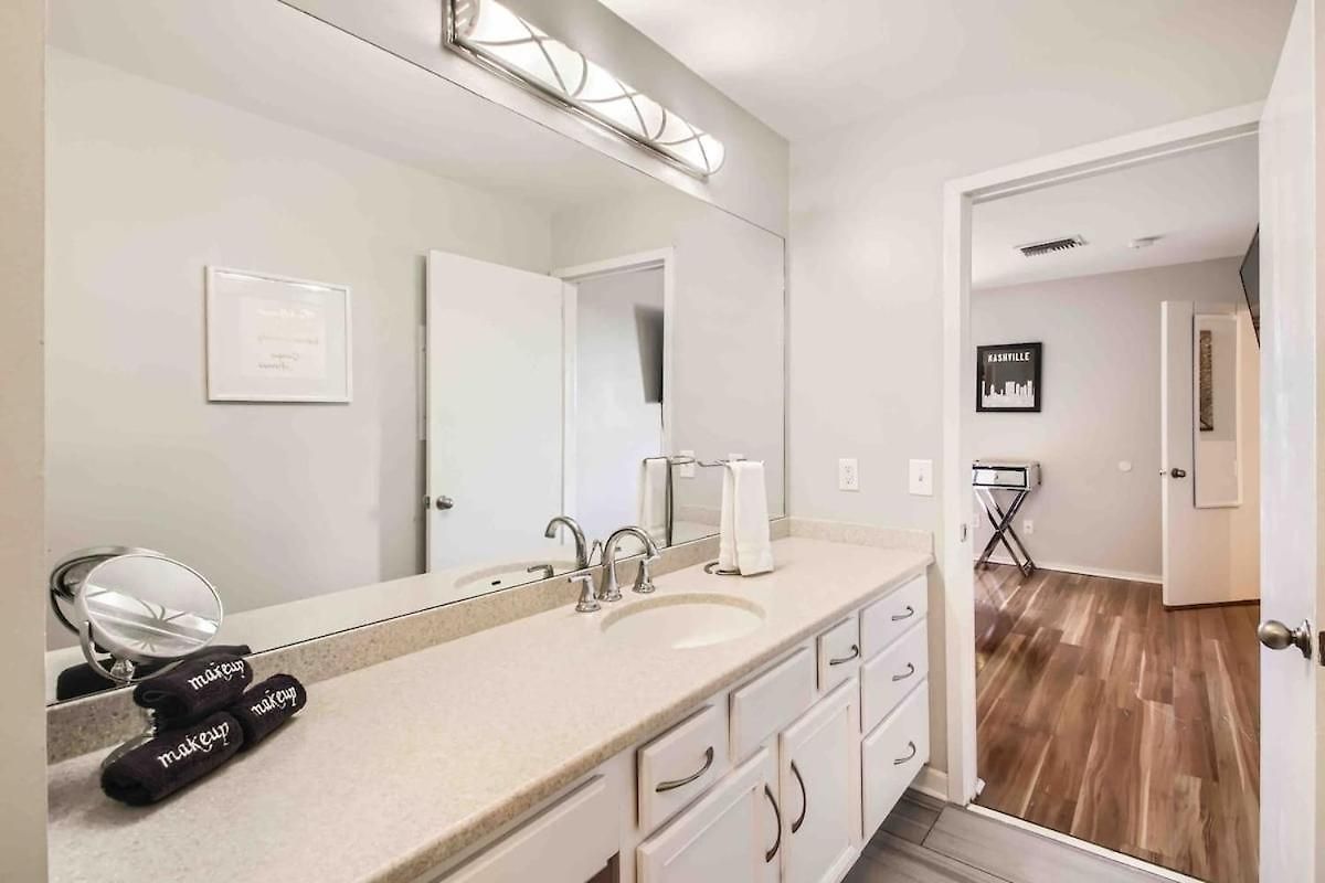 Apartment Uncork And Unwind Free Parking Pool Walk To Broadway!