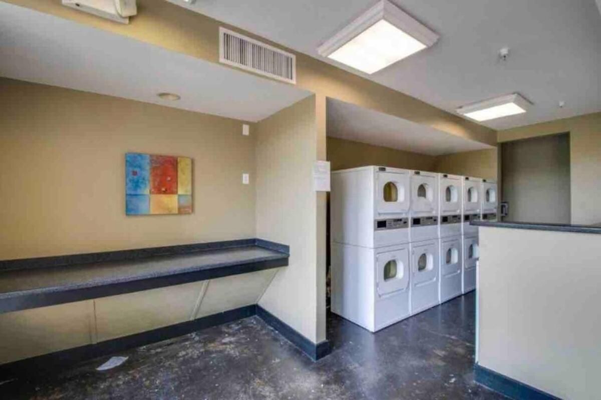 Uncork And Unwind Free Parking Pool Walk To Broadway! Apartment