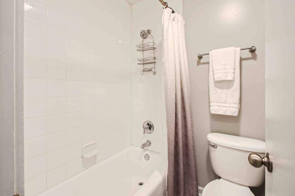 Apartment Uncork And Unwind Free Parking Pool Walk To Broadway!