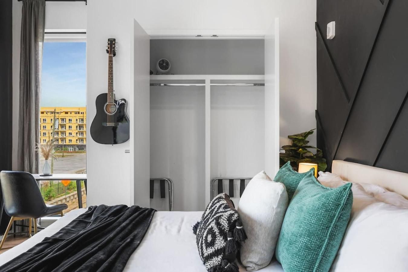 Riverview With Garage And Balcony And Walk Downtown *
