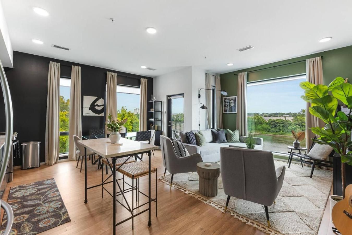 Riverview With Garage And Balcony And Walk Downtown Holiday home *