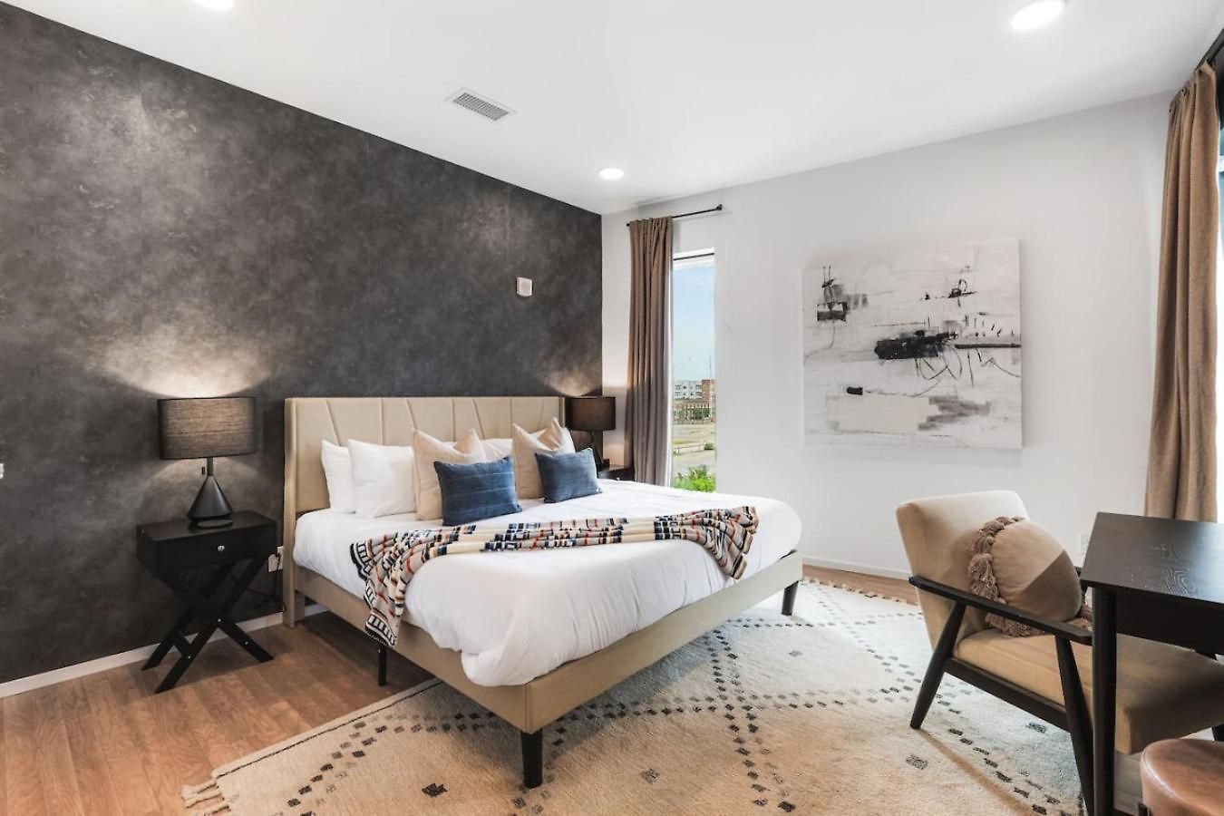 Riverview With Garage And Balcony And Walk Downtown *