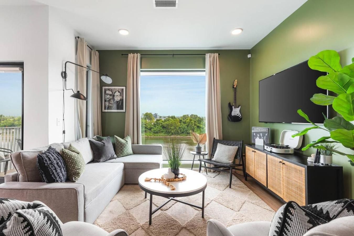 Riverview With Garage And Balcony And Walk Downtown